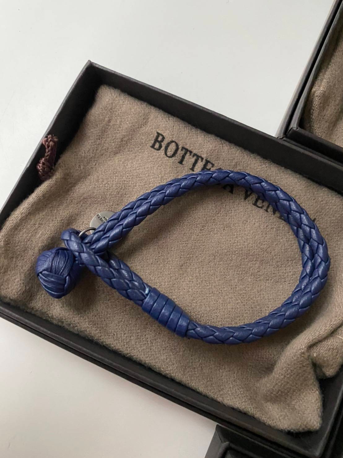 VIP 】♥️ BOTTEGA VENATA bracelet สร้อยข้อมือหนังแท้ งานหนังคุณภาพมากค่ะ ใช้ได้ทั้งหญิงชาย ให้เป็นของขวัญได้ ไม่ผิดหวังเลยค่ะ มีจำนวนจำกัดน้าาา