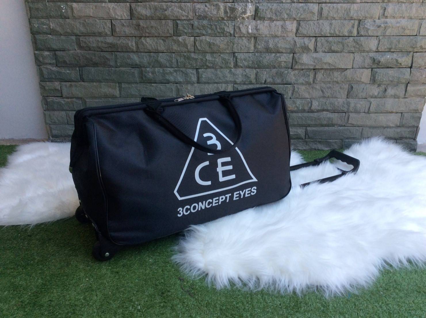 กระเป๋าเดินทางล้อลาก **3cebag เข้าแล้วจ้ารุ่นนี้สั่งทำพิเศษ เอาใจลูกค้า ต้องไปท่องเที่ยวบ่อย คันชักสั่งตรงจาฮ่องกง งานเป๊ะ หัวซิปนำกุญแจมาล็อคได้ ตัดเย็บโดยช่างคุณภาพ ซิปรูดลื่นมากๆ น้ำหนักเบา เหมาะกับไปเที่ยวหลายๆวัน นำติดตัวขึ้นเครื่องได้ วัสดุไนลอน ผสม