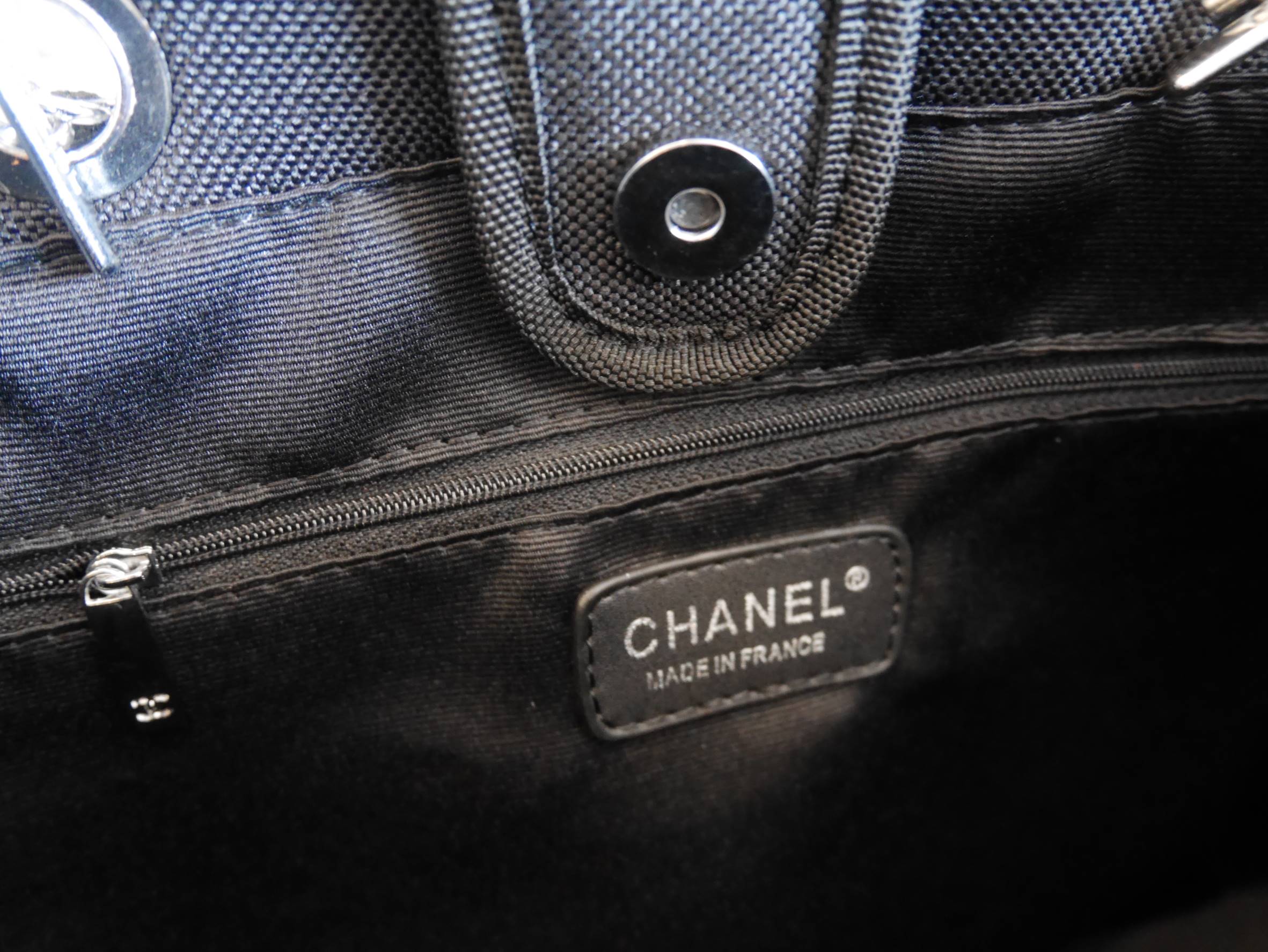 How Cute! 🎄🎄 รุ่นใหม่ล่าสุด!! ที่สาวๆรอคอย Chanel tote canvas bag จากงานพรีเมี่ยม VIP GIFT รุ่นดังเลยค้า Size ใหญ่อลัง บอกเลยว่า **งานดีที่สุด ตัวกระเป๋า กระเป๋าผ้าเป็นผ้า canvas เนื้อดีสมราคา สัมผัส นุ่มลื่นมือมากกกก อะไหล่เงินปั้มแบรนด์แ