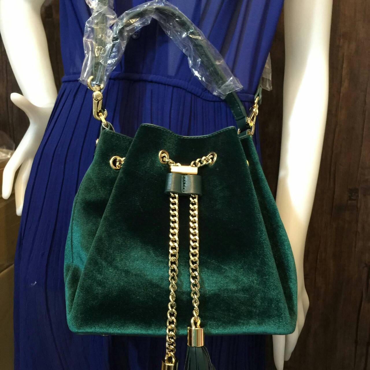 CHARLES & KEITH TEXTURE CHAIN DETAIL HANDBAG กระเป๋าทรงขนมจีบอวัสดุหนังกำมะหยี่ ขนาดกำลังดี อะไหล่สีทอง ประดับด้วยพู่ด้านหน้า ภายในโล่งกว้าง ใส่กระเป๋าสตางค์ยาวได้ มีหูหิ้ว สายสะพายยาวปรับ/ ถอดได้ ฐานกระเป๋าแข็งมีหมุดรองฐาน 4 มุม สวยทุกสีค่ะ