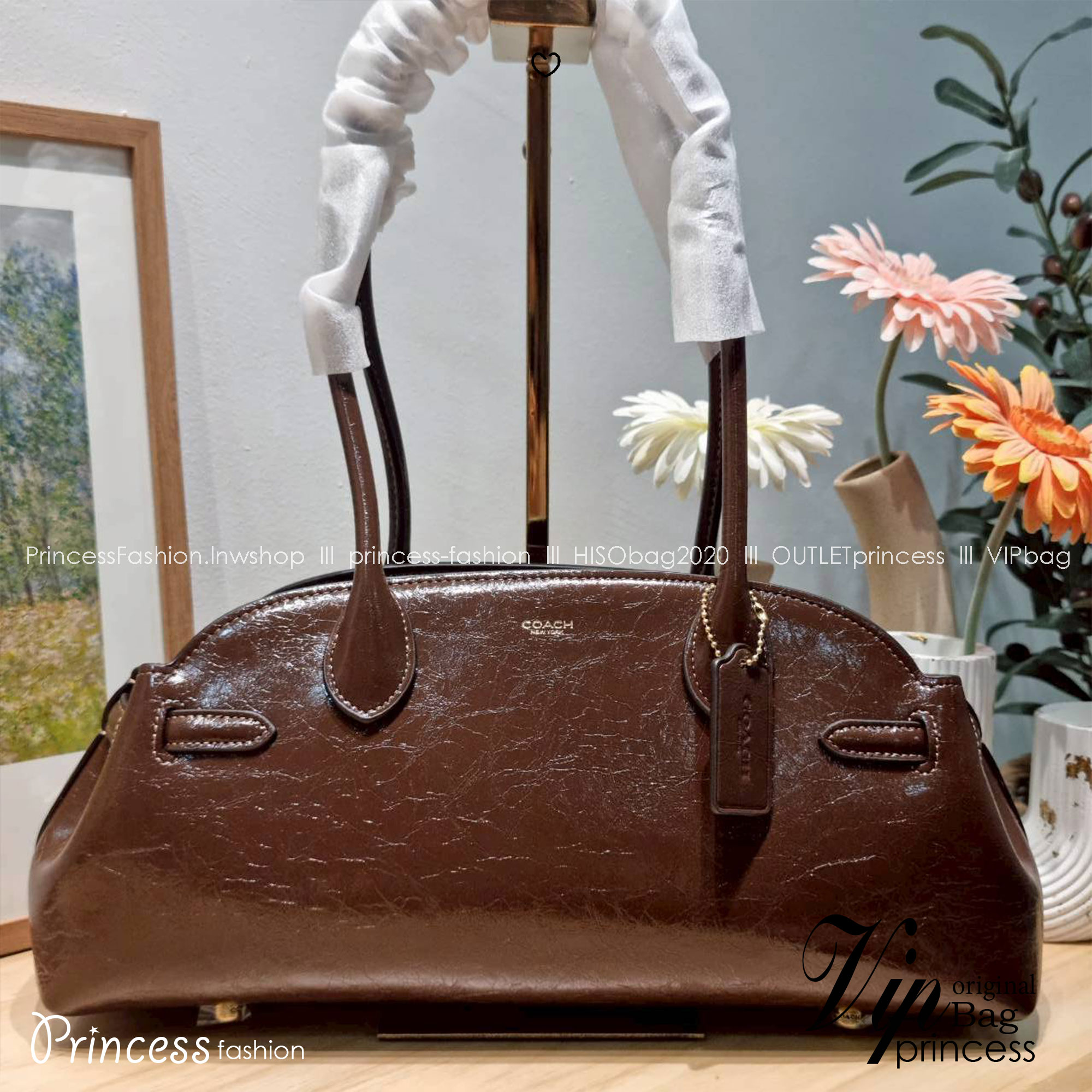 ORI หนังแท้ | Coach Empire carryall bag กระเป๋าสะพายทรงโฮโบ รุ่นใหม่ล่าสุดมาแรงมากๆ จึ้งสุดๆ ดีไซน์เฉี่ยว เก๋ สะพายไปคาเฟ่ ไปเที่ยวถ่ายรูปสวยๆ คือเหมาะสุดๆ หูสะพายยาว พอดีไหล่ ภายในแบ่งสัดส่วนไว้ดี ใบจริงหนังสวยมากๆ มีครบสีไปเลย สลับใช้เปลี่ยนลุคได้สบายๆ