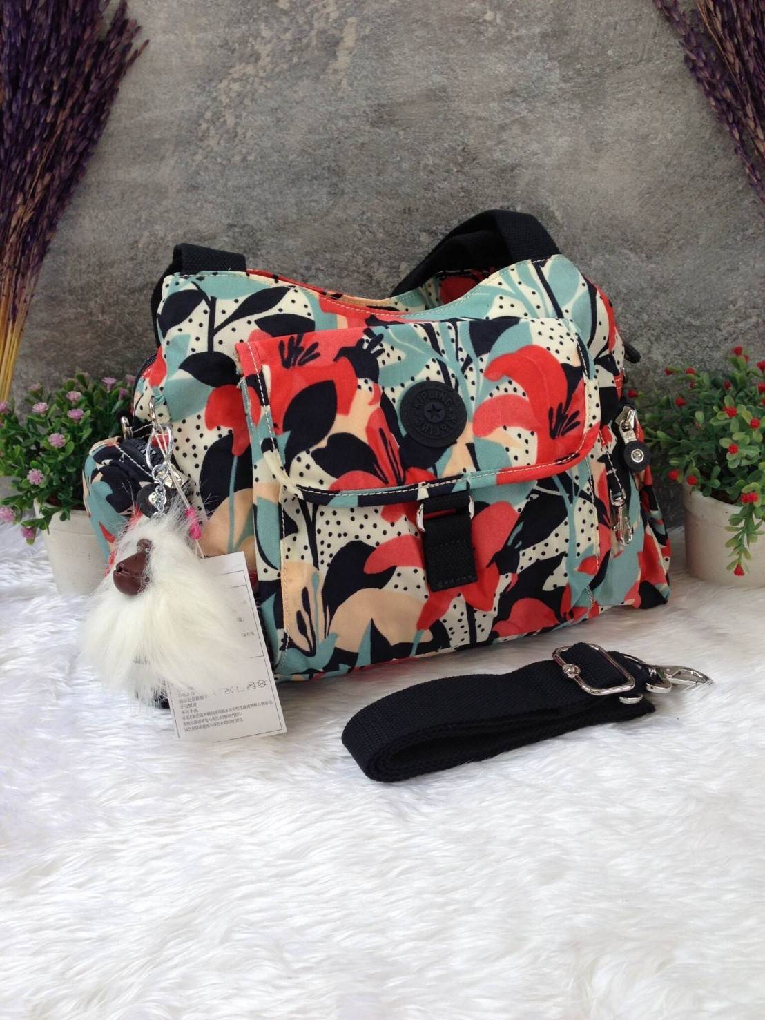 KIpling Felix Large Handbag Bag กระเป๋าถือหรือสะพายสไตล์ลำลองวัสดุ Nylon + Polyester 100% น้ำหนักเบามีหูหิ้วเเละสายสะพายยาวเลื่อนปรับระดับได้ถอดได้ เปิดปิดด้วยซิปสะดวกใช้ โลโก้เเบรนด์ มีช่องแบ่งถึง3ช่องเเยกเป็นสัดส่วน ด้านหน้าและด้านหลังมีช่องใส่ของเปิดปิ