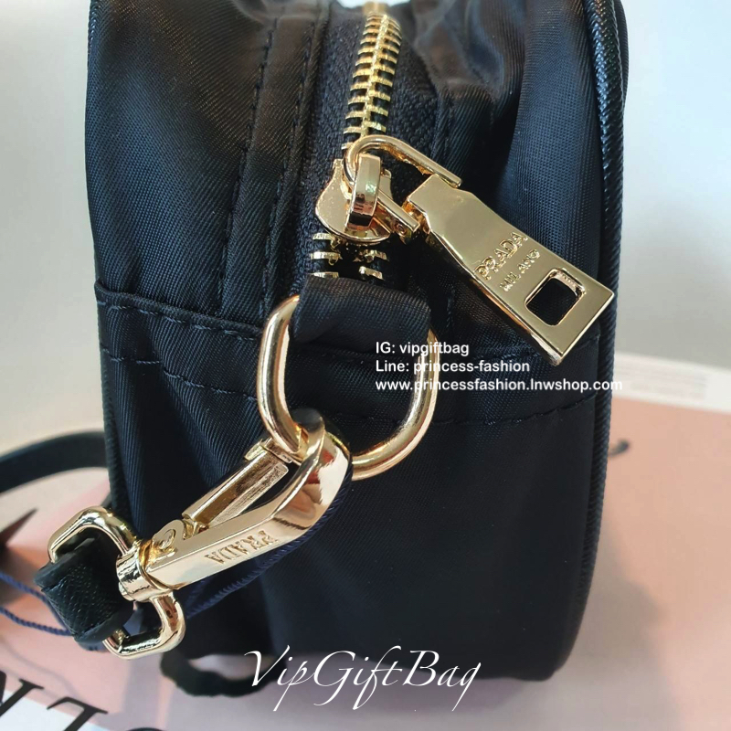 กระเป๋าทรง mini crossbody จากงานพรีเมี่ยมกิ้ฟแบรนด์ดัง PRADA วัสดุ Nylonสุดหรูอย่างดี สามารถกันน้ำได้ ทั้งใบ ขนาดกำลังดีน่ารัก🐰 ด้านในมีช่องแบ่งใส่ของใส่ของจุกจิกได้ ใส่โทรศัพท์ได้ทุกรุ่น คสอ. ใช้แล้วสวยมากๆ อะไหล่ทองปั้มแบรนด์ทุกจุด คุ้มเกินราคาค