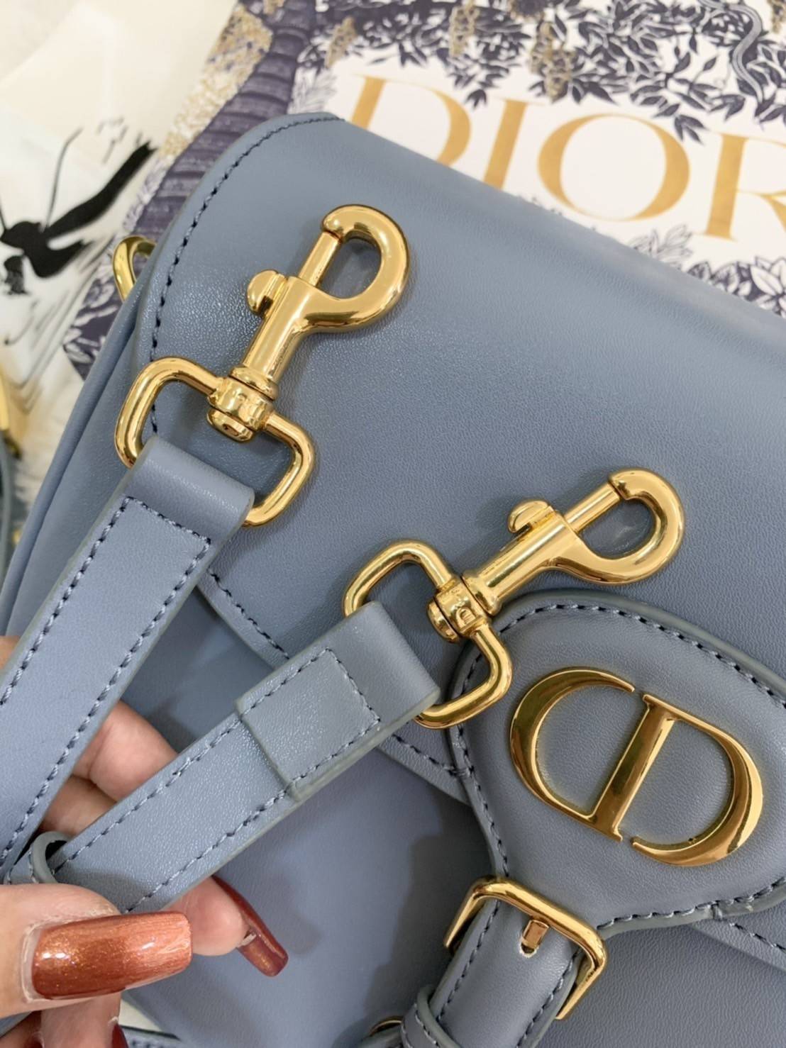 Dior Bobby Bag (GWP) พรีเมี่ยมกิ้ฟ Limited Edition วัสดุหนังแท้ Calfskin อะไหล่ทอง กระเป๋าหรูยอดฮิต ดีไซน์เป็นทรงโค้งเรียบหรูแบบโบฮีเมียนนิดๆ ด้านหน้าประดัลโลโก้ CD เด่นชัด ตอกย้ำความเป็นแบรนด์หรู Christian Dior แมทกับชุดได้ง่าย ใช้ได้ทุกวัน ทั้งสะพายไหล่