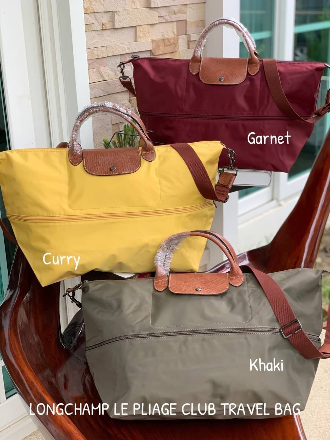 LONGCHAMP LE PLIAGE CLUB TRAVEL BAG กระเป๋าขนาดใหญ่สำหรับการเดินทาง เราเรียกที่นี้ว่า travelling bag รุ่นคลาสสิค มาพร้อมสายสะพายยาวที่ปรับและถอดออกได้ ความพิเศษของรุ่นนี้ที่ครองใจนักเดินทางทั่วโลก คือซิปรอบตรงกลางตัวกระเป๋า สามารถเปิดซิปเพื่อขยายขนาดและพั