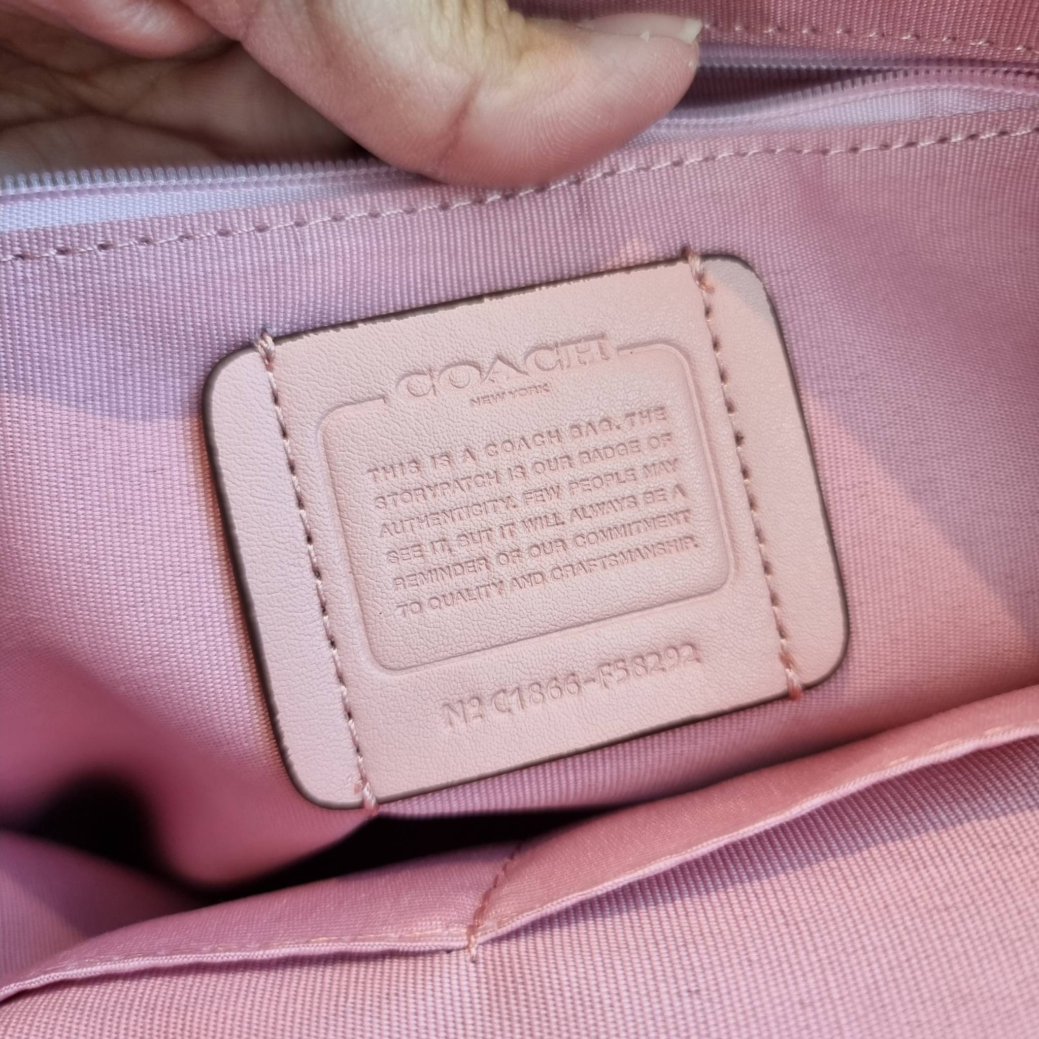 OUTLET 】COACH F58292 CITY ZIP TOTE IN SIGNATURE 16" รุ่นขายดี!! ไซส์ใหญ่ สีสวยมาให้แบบจัดเต็ม!! กระเป๋าถือทรงโท้ทใบใหญ่ สวยน่าใช้ทุกสี สะพายคล้องไหล่ได้เก๋ๆ จุของแน่นๆไปเลยจ้า!! วัสดุหนังแคนวาสคุณภาพ ปากกระเป๋าเปิด-ปิดด้วยซิป กันของหล่นได้ ถือไปไหนก็