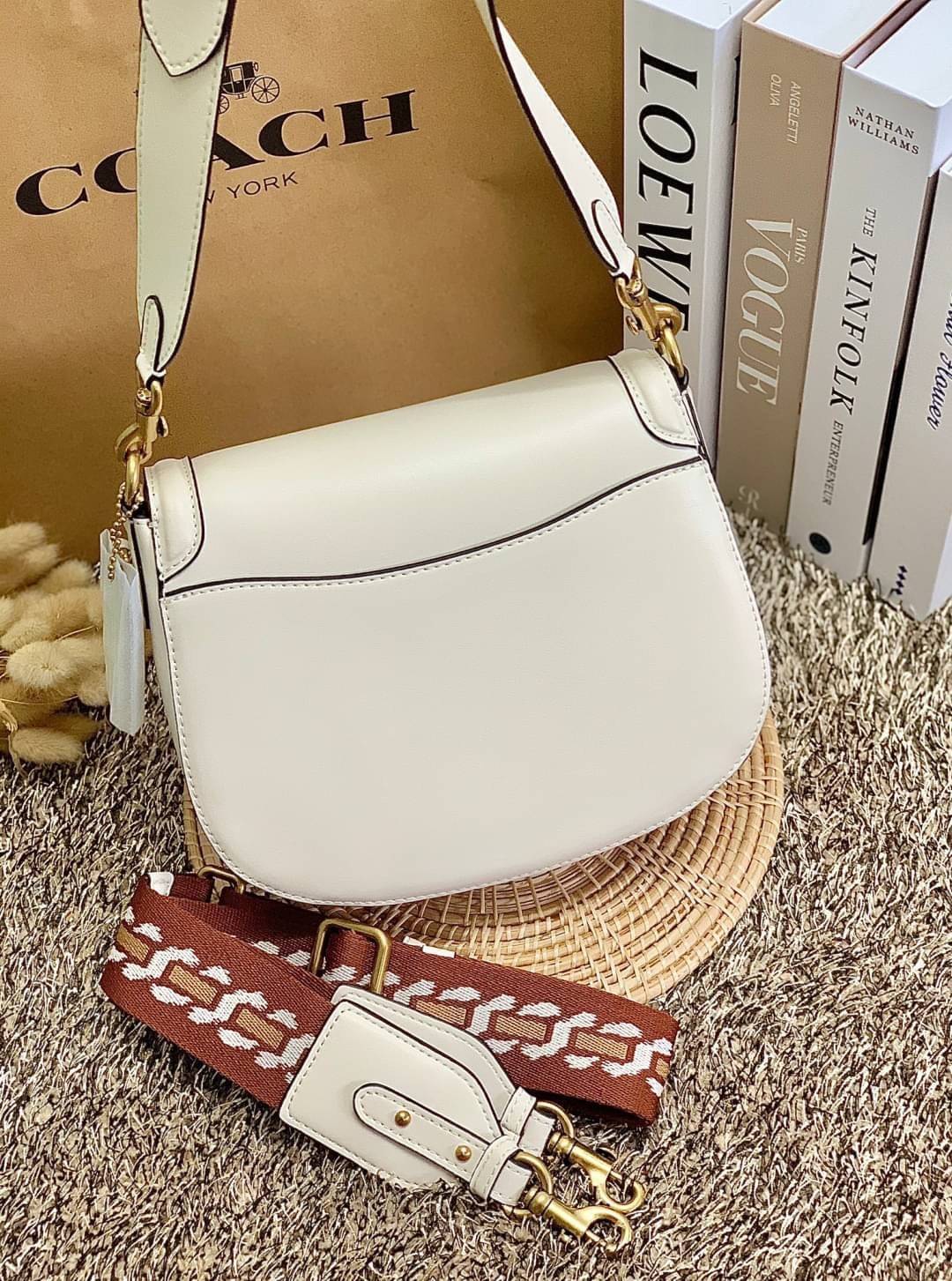 สวย หรู แถมสุดคุ้มกันเลยจร้าา💋 COACH BEAT SADDLE BAG ((C3837//C0749)) พร้อมส่งที่ไทยอีกครั้ง ห้ามพลาดค่าา!! กระเป๋าสะพายครอสบอดี้ร์ วัสดุหนังแท้ชั้นดีที่สุด! หนังสวย บวกกับอะไหล่แบรนด์ที่ดูเด่นคลาสสิคตรงด้านหน้าค่ะ เปิดปิดกระเป๋าแบบกดล็อค ภายในสาม