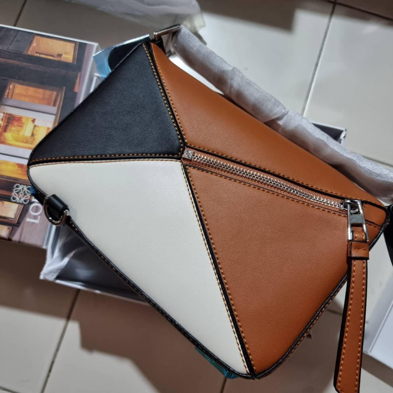 พรีเมี่ยมกิ๊ฟแท้ 100% 】LOEWE PUZZLE BAG IN CLASSIC เป็นอีกแบรนด์ที่ดีไซน์เป็นเอกลักษณ์ โดดเด่น สวยหรูทุกรุ่น!! กระเป๋าสะพายข้างทรงกล่อง สไตล์พัซเซิล ให้ฟีลลิ่งเหมือนตัวต่อคละสี ดูดีได้ทุกที่แค่มีใบนี้