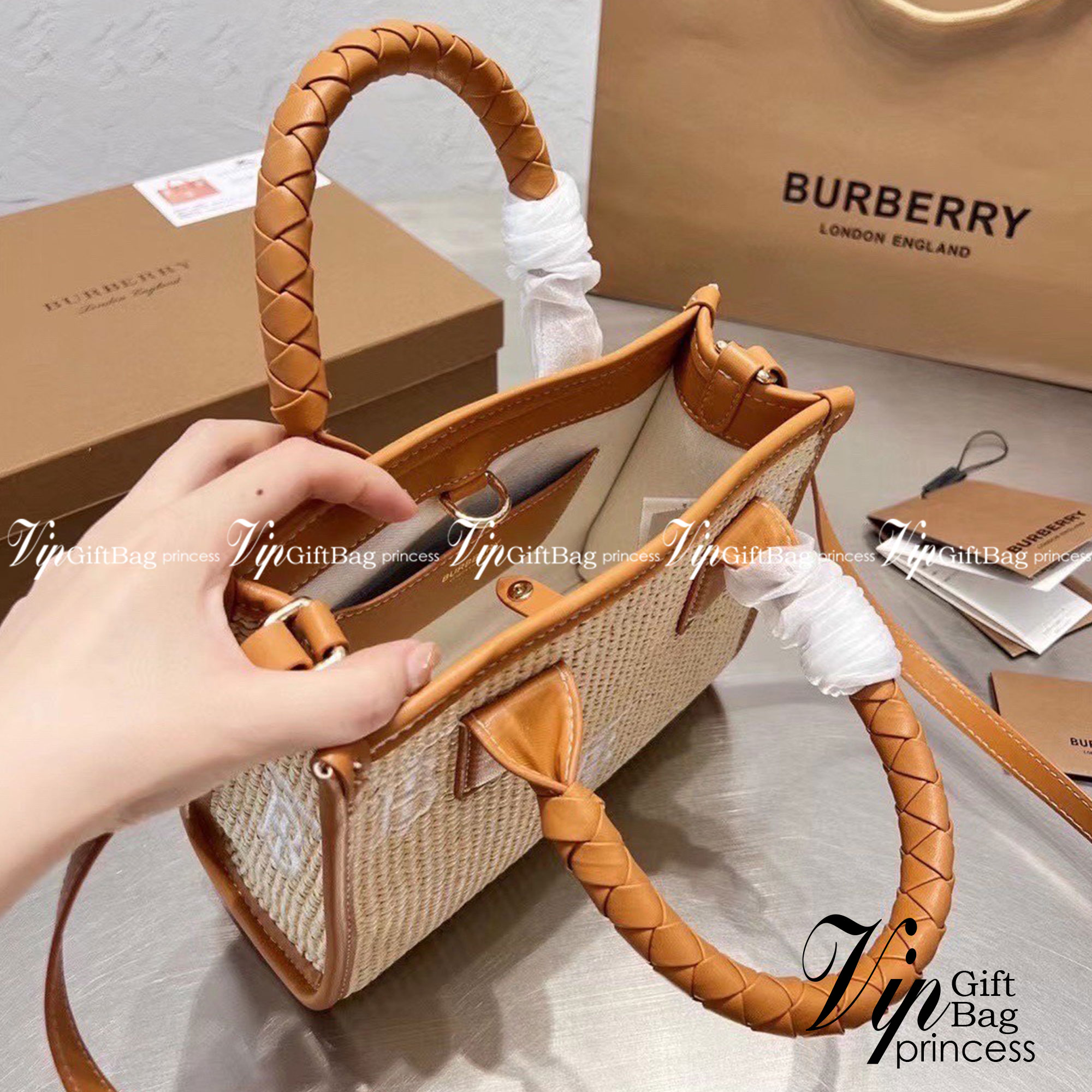 Burberry Freya Raffia Tote / Burberry Monogram Raffia Effect Mini Freya Tote / Burberry MiniTote อินเนอร์คือเริ่ด ความกระเป๋าสาน หน้าปักโลโก้แบรนด์เป๊ะ งานสไตล์วินเทจแมทลุคง่าย กระเป๋าทรงโท้ทมินิ ใบกะทัดรัด น่ารักน่าใช้ใจฟูมากๆ หูหิ้วในตัว และมีสายสะพายข้