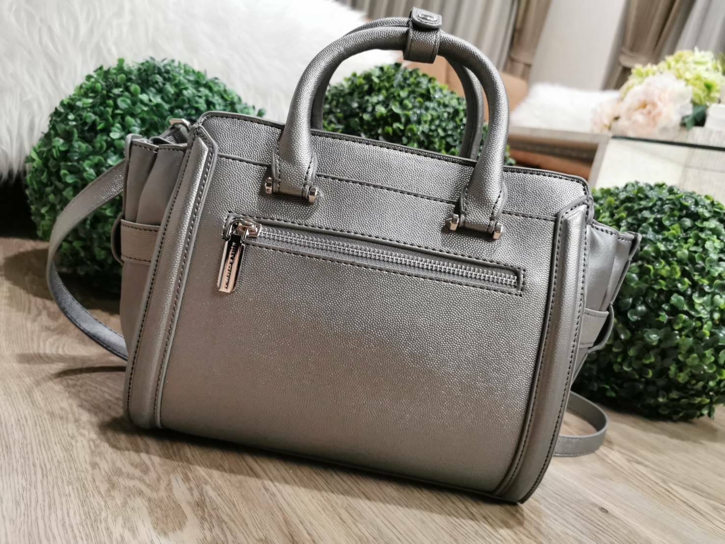 CHARLES & KEITH SAFFIANO TRAPEZE BAG กระเป๋าถือหรือสะพายรุ่นยอดนิยมดีไซน์สวยหรูวัสดุหนังคาเวียร์อยู่ทรง ด้านข้างเเต่งหนังช่องตัดดูมีดีเทล ด้านหน้ามีโลโก้ ด้านหลังมีช่องซิป เปิดปิดด้วยซิปหัวซิปแบรนด์ หูจับเเข็งแรง พับลงได้ พร้อมสายสะพายหนังปรับระดับได้ถอดไ