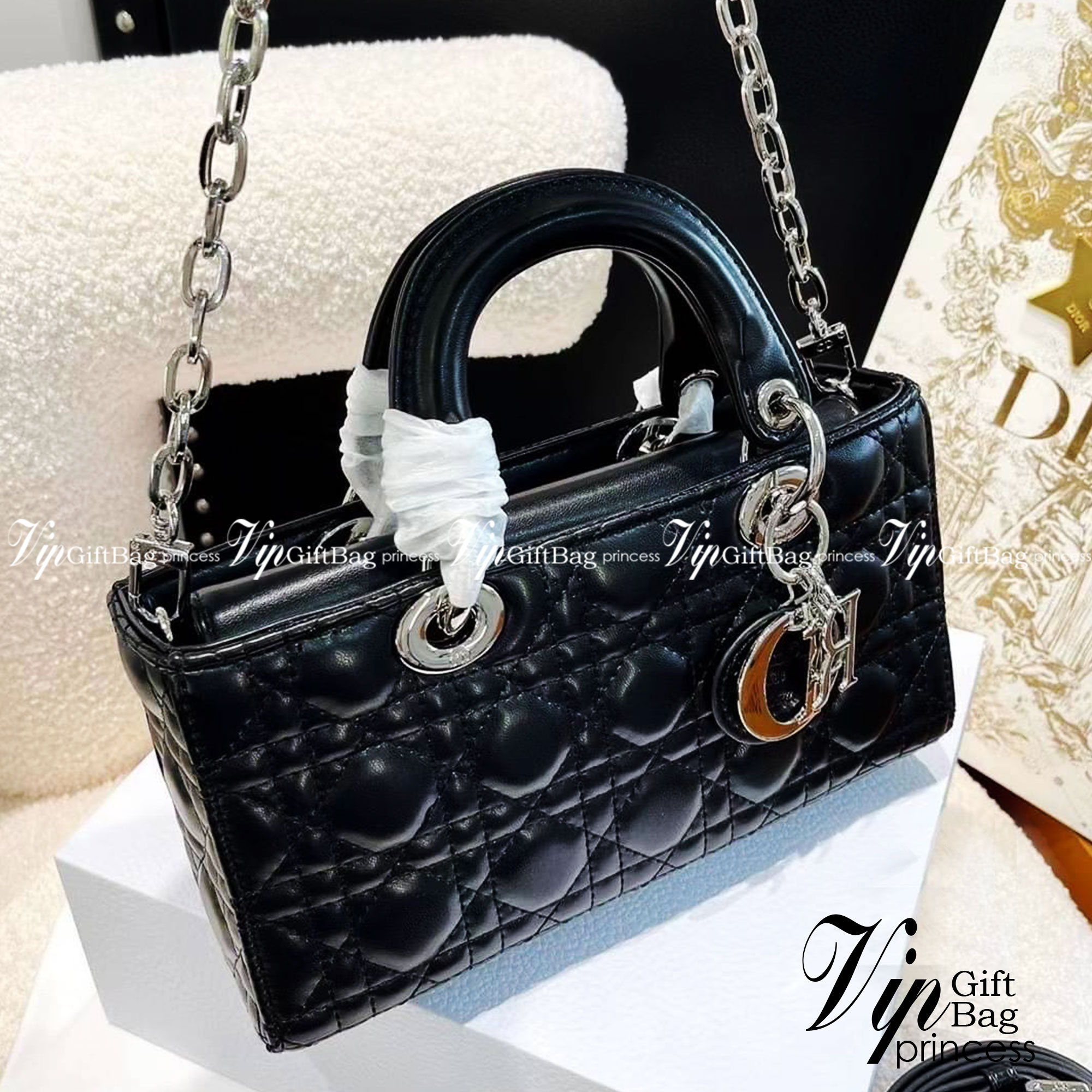 DIOR Lady D-Joy Bag Cannage Lambskin กระเป๋าสุดไอคอนิก รุ่นอมตะที่ตราตรึงในความทรงจำผู้คนทั่วโลก ถือแล้วดูหรู ดูแพง เป็นรุ่นที่ควรมี มีสายสะพายโซ่แบบถอดได้ ภาพสินค้าถ่ายจากงานขายจริง ใช้งานต่างประเทศได้