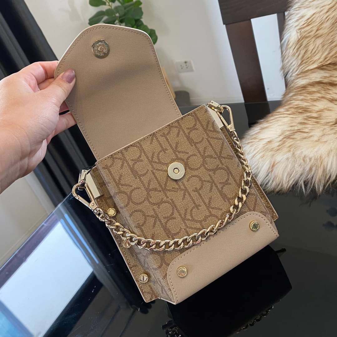 CALVIN KLEIN JEANS crossbody bag กระเป๋าถือหรือสะพาย ลายซิกเนเจอร์แบรนด์ทั้งใบ เปิด-ปิดกระเป๋าด้วยกระดุมแม่เหล็ก ด้านในแบ่งเป็น 2 ช่องหลัก และมีช่องเล็กใส่ของจุกจิก ซับในลายแบรนด์อย่างดี มาพร้อมสายสะพายยาวปรับระดับได้ฟรีไซต์ สามารถใช้ได้หลากหลายโอกาสค่ะ