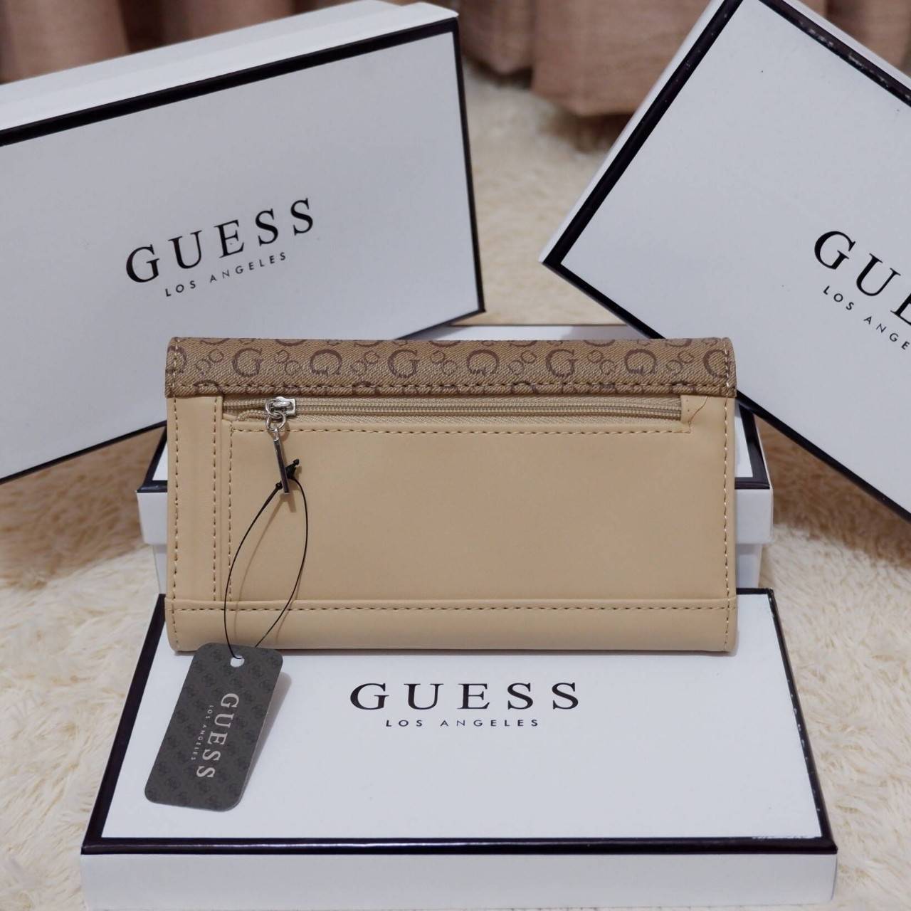 GUESS FACTORY WOMEN'S WALLET กระเป๋าสตางค์ใบยาว3พับดีไซน์สวยรุ่นใหม่ล่าสุดวัสดุหนังนิ่ม ปั๊มลายคมชัด ด้านหน้าประดับโลโก้แบรนด์สวย เปิดปิดด้วยฝาบนเปิด/ปิด ภายในมีทั้งช่องใส่รูป ช่องใส่ธนบัตร แบงก์พัน และช่องใส่บัตรหลายช่องแยกเป็นสัดส่วน ภาพถ่ายจากสินค