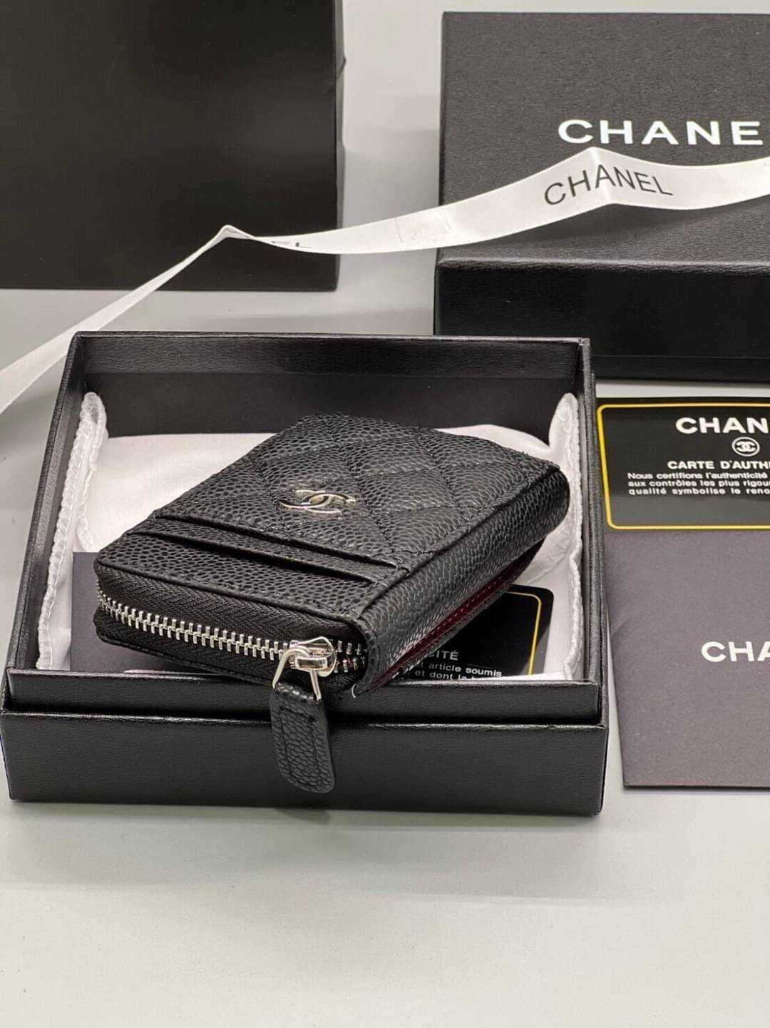 CHANEL mini zippy black caviar เกรดออริจินอล หนังแท้ กระเป๋าเงินซิปรอบใบเล็ก ด้านหน้ามีช่องใส่การ์ด 2 ช่อง ด้านหลังกระเป๋า 1 ช่องและด้านในกระเป๋าแบ่งเป็น 2 ช่องนะคะ ใส่ได้ทั้งการ์ด เหรียญ แบงค์แบบพับได้ค่ะ หนังคาเวียสีดำ อะไหล่เงิน สวยคลาสสิคมากๆ เลยค่ะ ภ