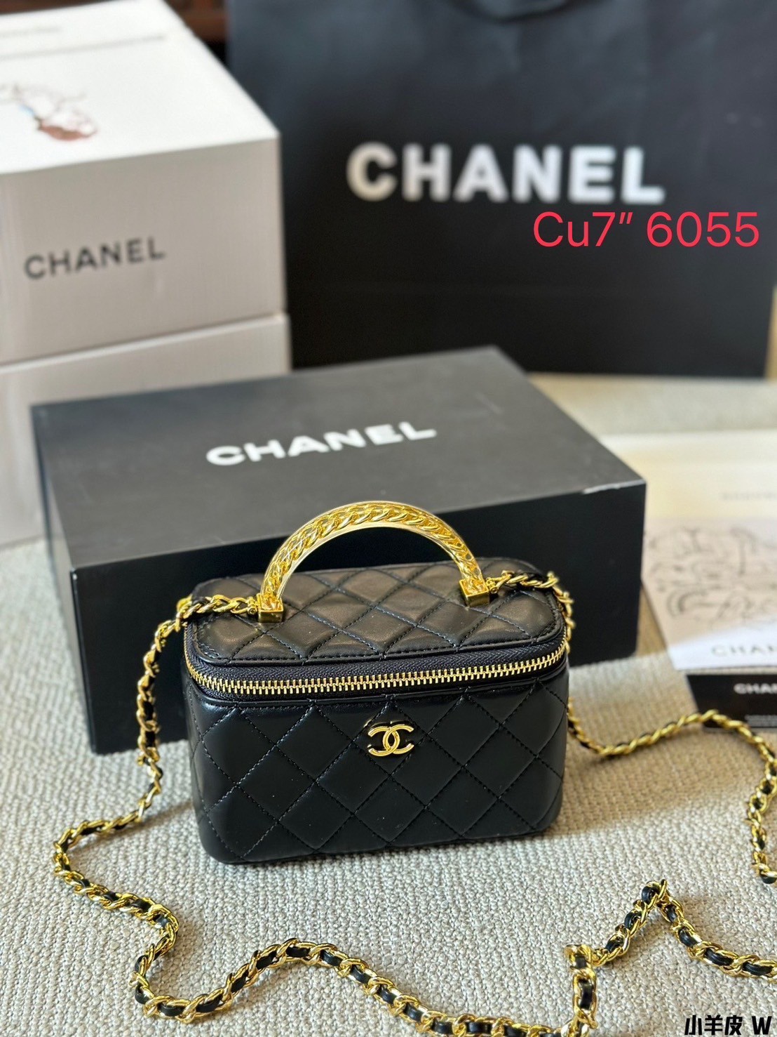 CHANEL Vanity Top Handle Bag / Chanel makeup bag กระเป๋าใส่เครื่องสำอางค์สวยหรู น่ารักลูกคุณหนูต้องยกให้ใบนี้เลยค่า น้องโดดเด่นที่หูจับโซ่สีทองสวยเงางาม ด้านในกว้างขวาง จะใช้เองหรือเป็นของขวัญ ของฝาก แนะนำรุ่นนี้เลยค่ะ!