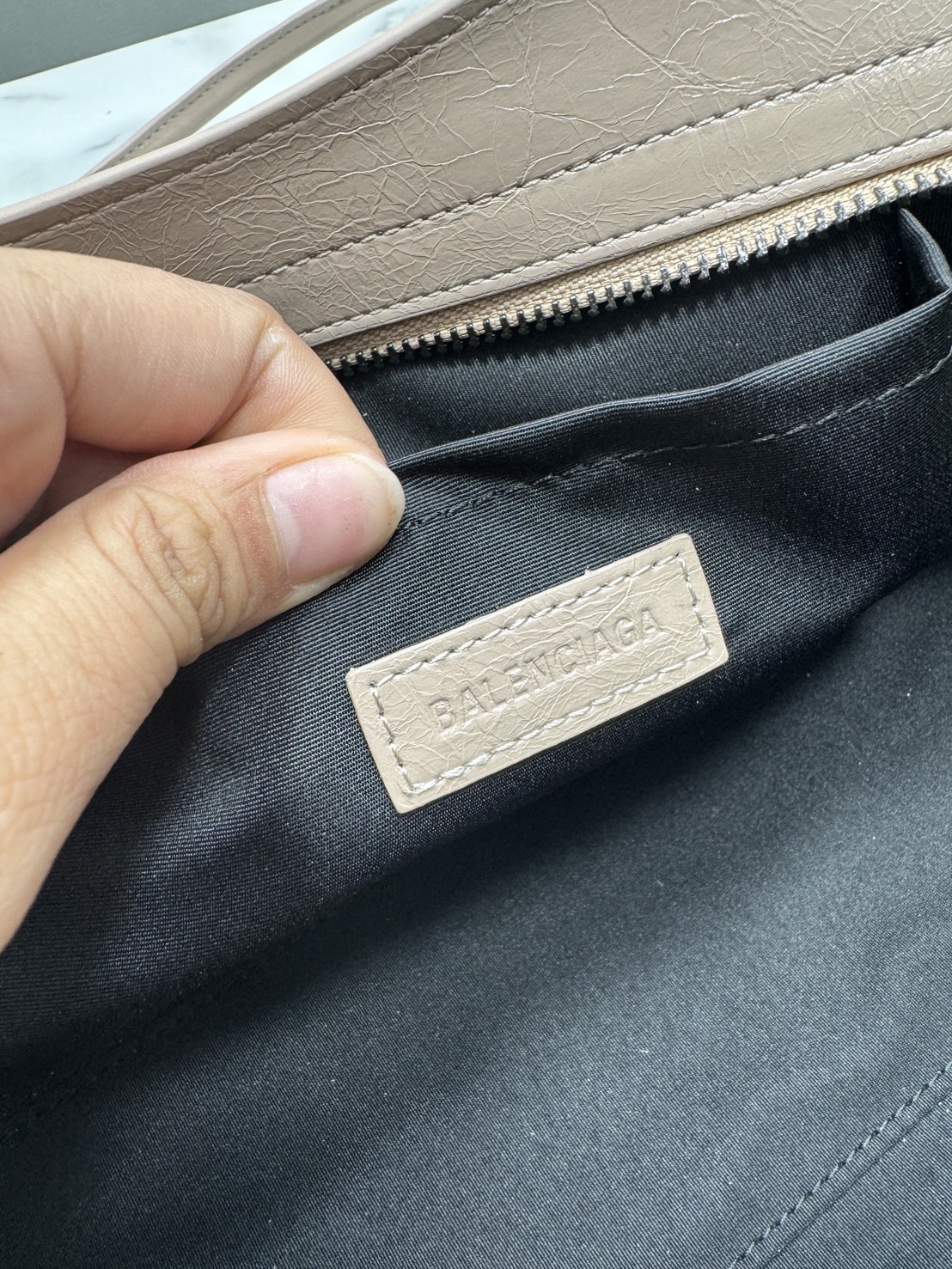 ORI หนังแท้ | Balenciaga Le City Bag East-west Bag 32cm กระเป๋าถือ/สะพายข้างทรงยาวดีไซน์โดดเด่นสวยเท่ล้ำสมัย ที่สุดแห่งความไอคอนิกไม่เหมือนใคร มีกิมมิคและลูกเล่นแพรวพราว