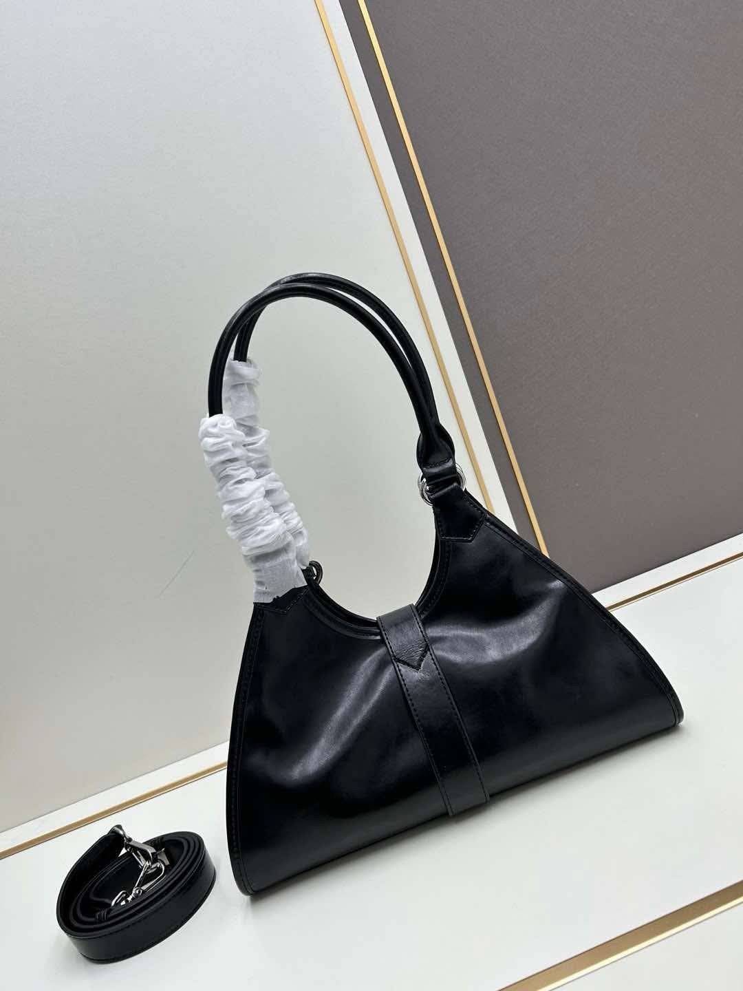 ORI หนังแท้ | Prada Medium leather tote bag 32cm กระเป๋าสะพายทรงโฮโบ คลาสสิคหนังเงาสวยหรูดูแพง ใบใหญ่กำลังดี ดีไซน์ใหม่ล่าสุด ภายในโล่งกว้าง จุของได้สบายๆ พกพาไปไหนก็สะดวก