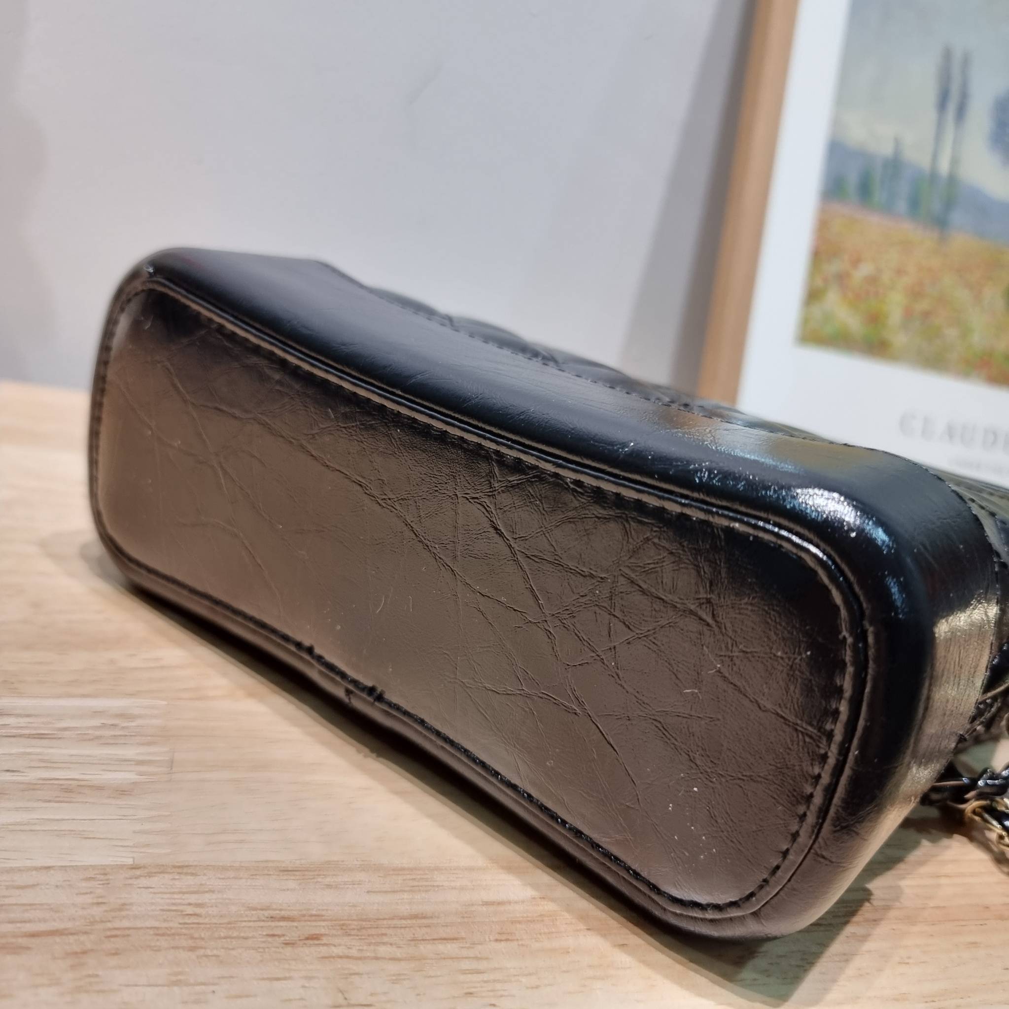 CHANEL GIFT SET สุดหรูชวนให้สะสมส่งท้ายปี กับไอเท็มลิมิเต็ดและ best seller พร้อมเสิร์ฟครบชุด สุดคุ้ม มาพร้อมกระเป๋าสะพายถึง 2 ใบ เด็ดทั้งคู่ๆ วัสดุหนังวัว และยังไม่พอ มีกระเป๋าสตางค์แถมให้ไปอีก 1ใบ สวยครบจบในเซ็ทเดียว!!