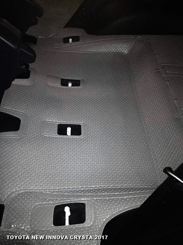 พรมปูพื้นรถยนต์ TOYOTA INNOVA CRYSTA 2017 กระดุมเม็ดเล็กรีดขอบ สีเทา เต็มคัน