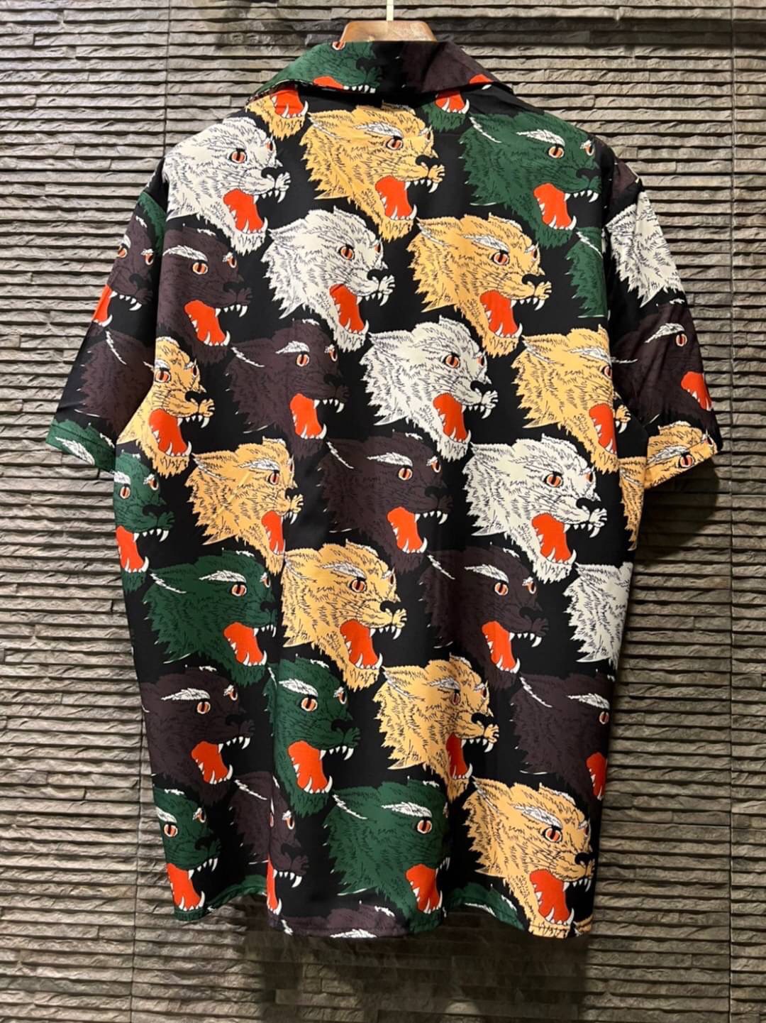 Gucci Panther Face Bowling Shirt in Green / Gucci Men's Shirts / Gucci Shirt งานเกรดออริจินอล พิมพ์ลายคมชัด มีป้ายแท็กที่คอเสื้อทุกตัว พร้อมส่งที่ไทย ภาพสินค้าถ่ายจากงานขายจริง ใช้งานต่างประเทศได้