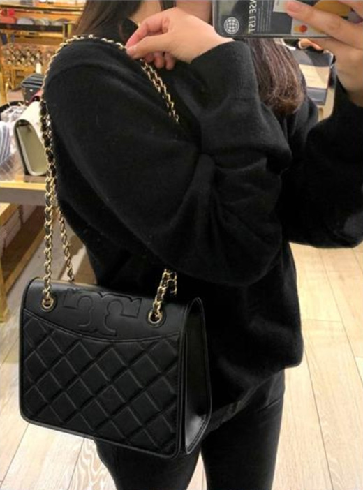 Tory Burch Savannah Convertible Shoulder Bag สาว ๆ ลุคสาวๆไม่ควรพลาด Collection นี้เลยนะคะ เป็นรุ่นที่ตอบโจทย์และครองใจสาว ๆ ได้อย่างแท้จริง เนื่องจากมีดีไซน์เรียบหรู โดยทางแบรนด์ได้ใช้เทคนิคการเย็บบนหนังเป็นลายเส้น (Chevron) ทำให้กระเป๋าดูมีราคามากยิ่งขึ