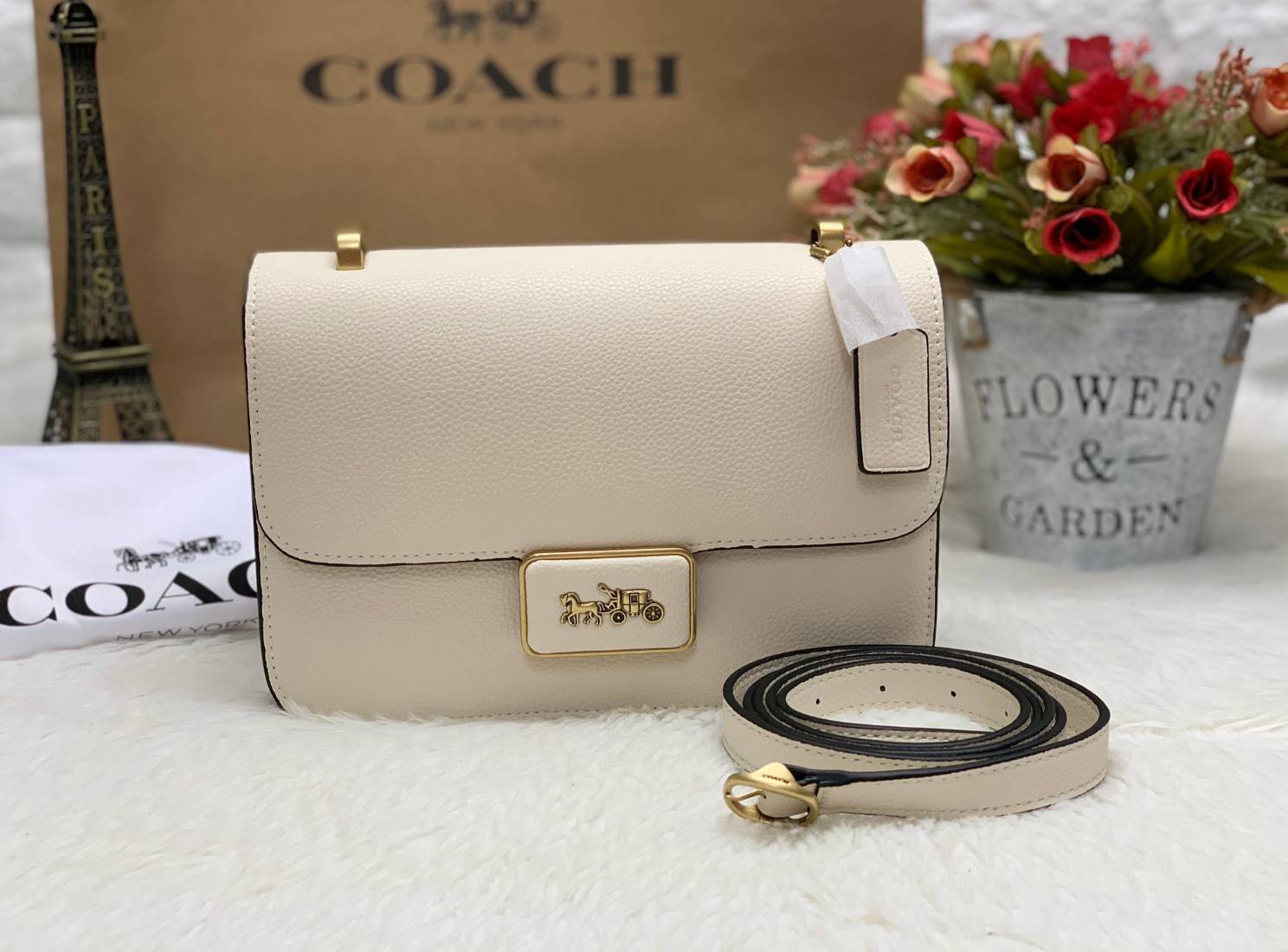 COACH ALIE SHOULDER BAG ((4615)) กระเป๋าสะพายข้างหรือสามารถทบสายกันเพื่อคล้องไหล่ได้ค่ะ วัสดุหนังแท้ หนังนิ่มสวยงามมากๆค่ะ ด้านหน้าเป็นแผ่นโลหะแบรนด์ดูหรูทีเดียว เปิดปิดกระเป๋าแบบกดล็อค ภายในแบ่งช่องหลักหนึ่งช่องค่อนข้างกว้างใส่มือถือได้ทุกรุ่น;กระเป๋าเงิ