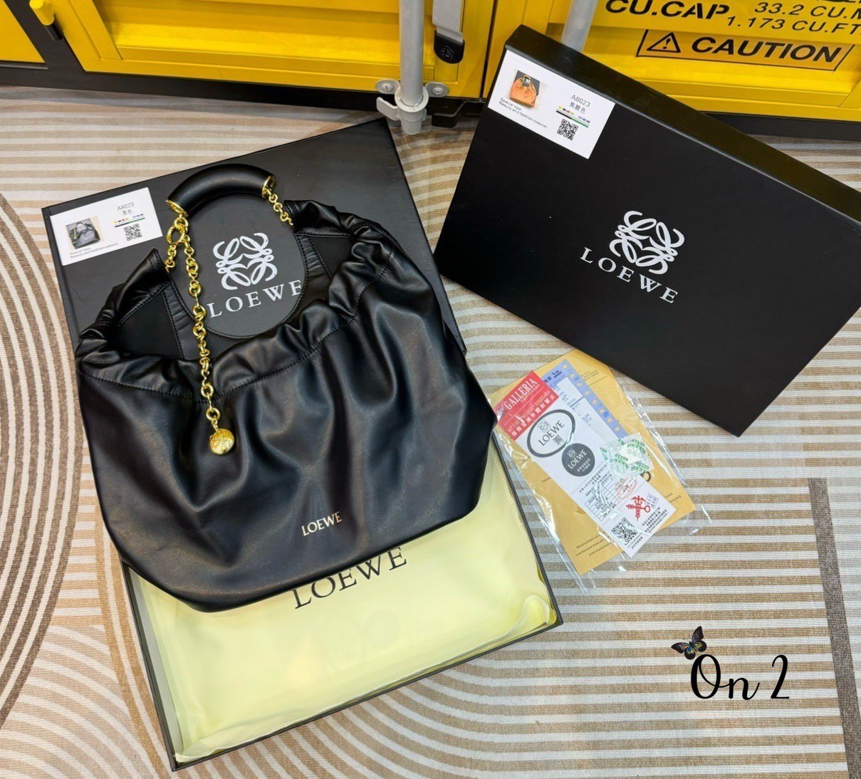 LOEWE Medium Squeeze bag in nappa กระเป๋าสะพายคอลใหม่ ดีไซน์เก๋เรียบหรูงานสวยทั้งภายนอกและภายใน ขึ้นแบบจากงานจริง เป๊ะสุด ปั้มทุกจุด งานจริงสวยทุกมุมเป๊ะปังมากค่ะ