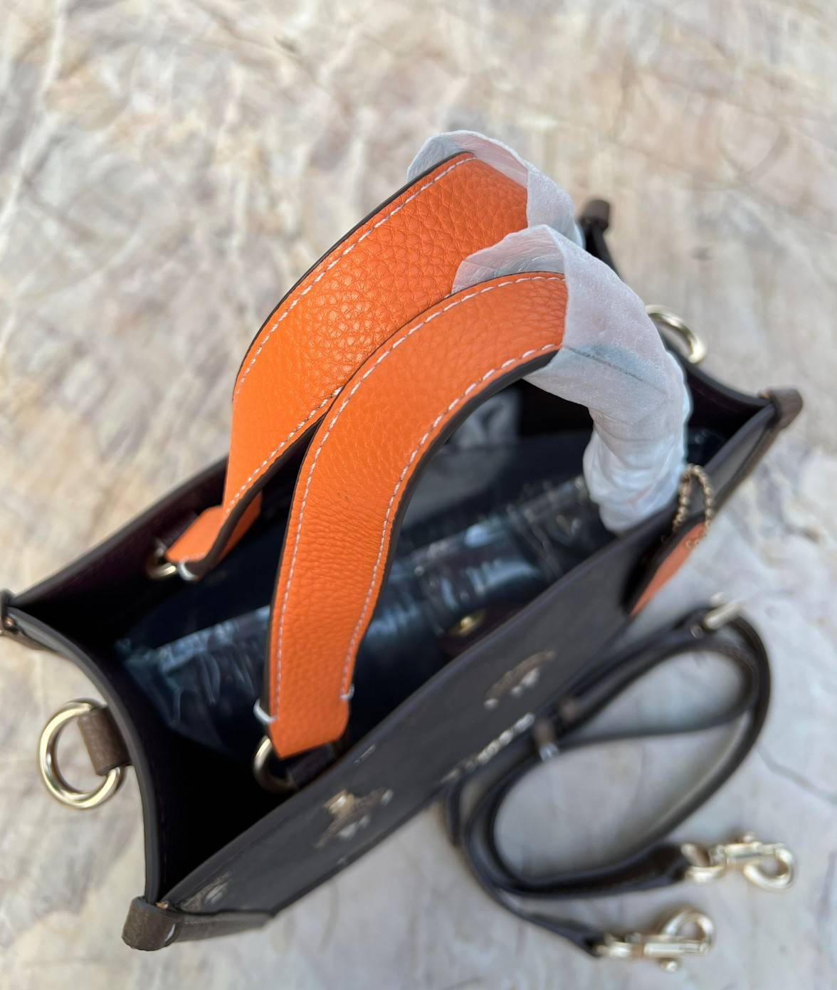 COACH DEMPSEY TOTE IN SIGNATURE CANVAS WITH HEDGEHOG PRINT 🦔 ((CC769)) เม่นเต้นรำ สวย น่ารัก มากๆค่ะ ใหม่กันต่อ ไปสวยกันให้สุดค่ะ! กับกระเป๋าทรงTOTE รุ่นใหม่ล่าสุด 🌟จุดเด่นของรุ่นนี้คือปริ้นท์ลายเม่นเต้นรำทั้งใบ น่ารักน่าเอ็นดูมากๆค่ะ เปิด