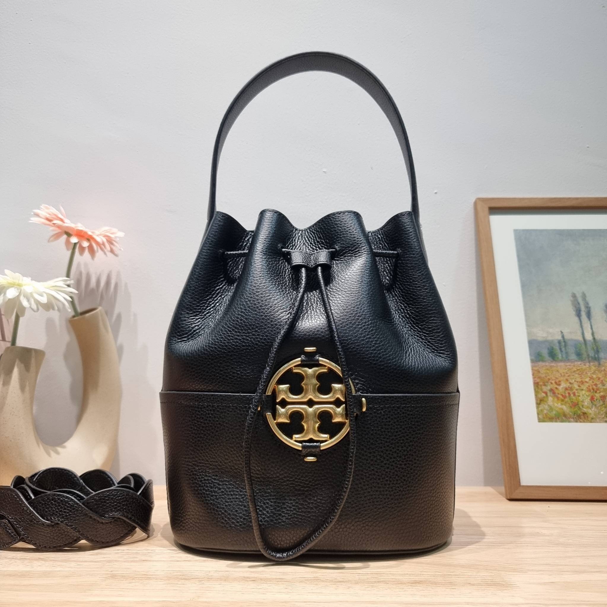 TORY BURCH MILLER BUCKET BAG / Tory Burch Bag รุ่นยอดนิยม สวยหรู ดูผู้ดี กับกระเป๋าสะพายบัคเก็ตใบใหญ่ โดดเด่นด้วยโลโก้สีทอง รูปทรงคลาสสิค ใช้งานง่ายด้วยหนังรูด