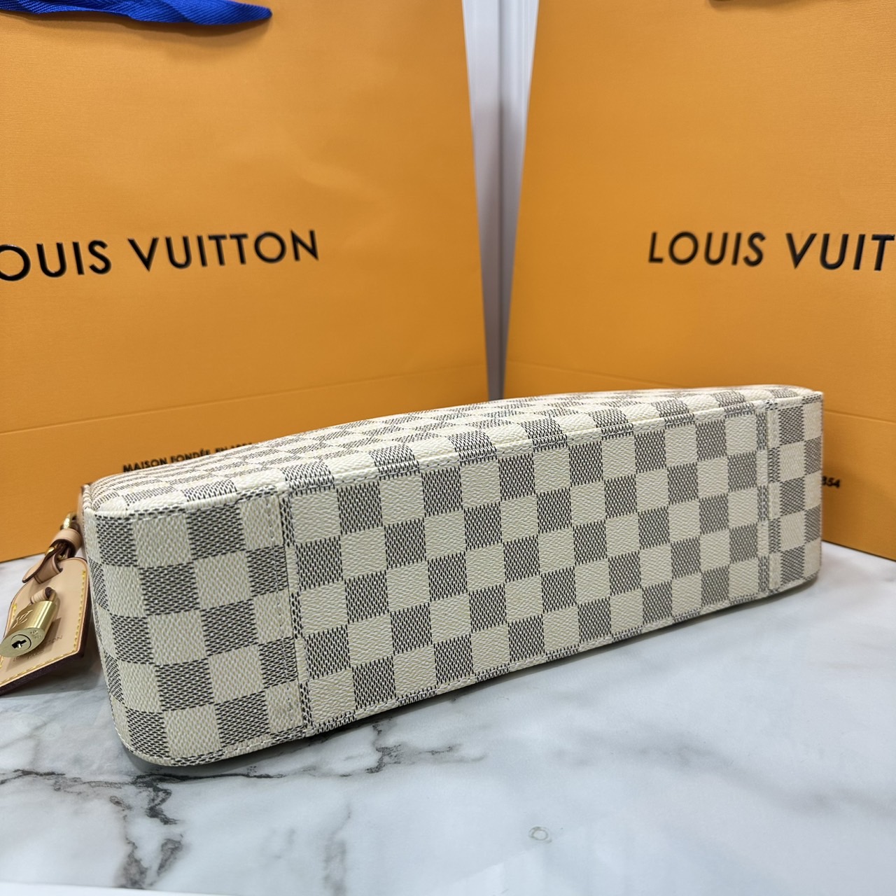 ORI หนังแท้ | LV Slouchy MM Damier Azur PM ใหม่ล่าสุด กระเป๋าโฮโบทรงสวยที่ใครๆก็ต้องมี ด้วยรูปทรงคลาสสิคและใช้งานง่าย สะพายสะดวกด้วยหูสะพายในตัว สวยดูลัคชู