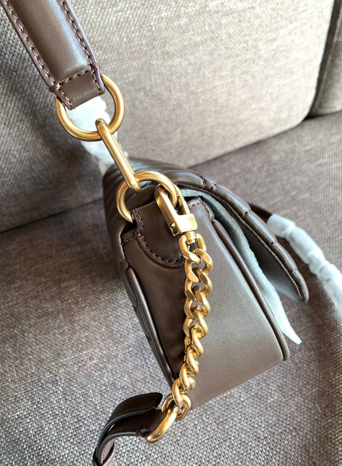 สีออกใหม่ แถมหายากด้วยค่าา! TORY BURCH KIRA CHEVRON SMALL FLAP SHOULDER BAG พร้อมส่งที่ไทย จำนวนจำกัดค่ะ! ✔️กระเป๋าคล้องไหล่หรือสะพายข้างได้ เปลี่ยนลุคดูไม่จำเจ 🔺หนังแกะแท้ ซึ่งจะคุณภาพดี เงา นิ่ม และราคาสูงกว่าหนังวัวนะคะ!