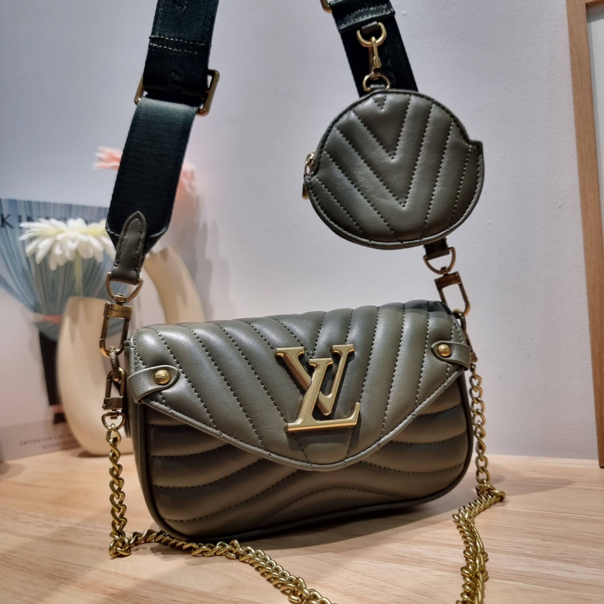 LV new wave pochette multi bag กระเป๋าสะพายมัลติฟังก์ชั่น มาพร้อม box set รับรองว่าดีงาม ลูกเล่นคลาสสิคผสานความวินเทจ มีสายสะพายให้ 2 เส้น และกระเป๋าใบลูก เล็กน่ารัก