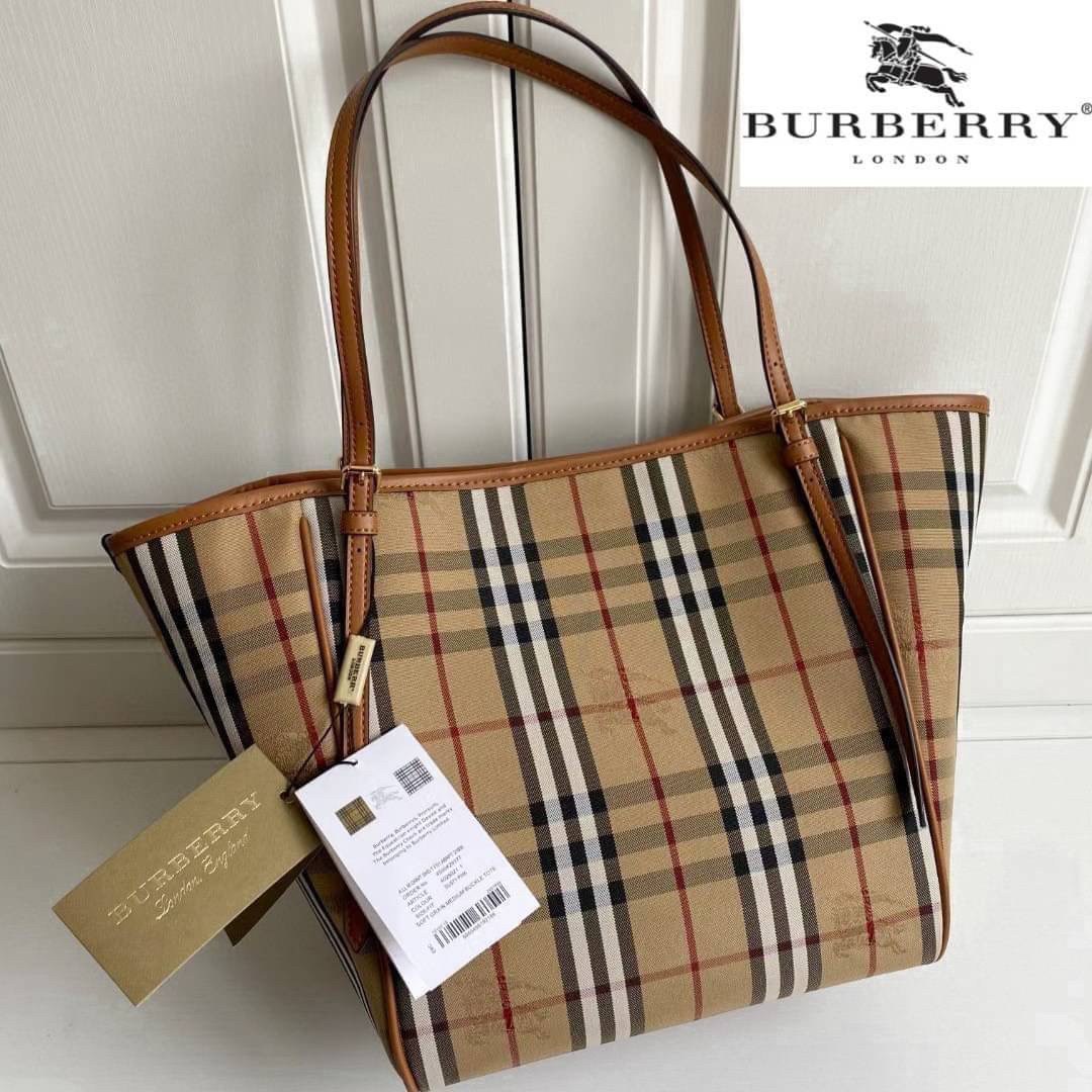 BURBERRY TOTE VINTAGE BAG VIP GIFT WITH PURCHASE (GWP) พรีเมี่ยมกิ๊ฟ Limited Edition จากBURBERRY วัสดุหนังCANVASสลับหนัง เปิดปิดด้วยกระดุมแม่เหล็ก ภายในมีช่องใส่ของโล่งกว้าง