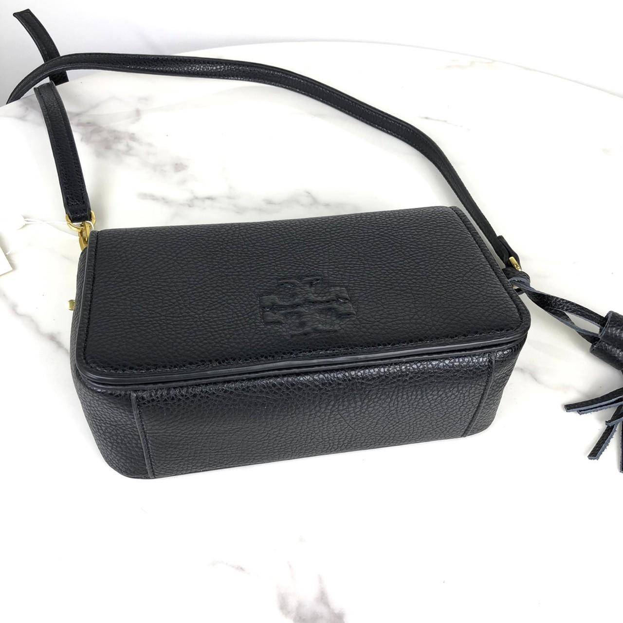 TORY BURCH shoulder bag พร้อมส่งที่ไทย กระเป๋าสะพาย TORY BURCH เปิด - ปิดกระเป๋าด้วยกระดุมแม่เหล็ก ด้านในโล่ง มีช่องเล็ก 1 ช่อง สายสะพาย สามารถปรับได้ 4 ระดับค่ะ