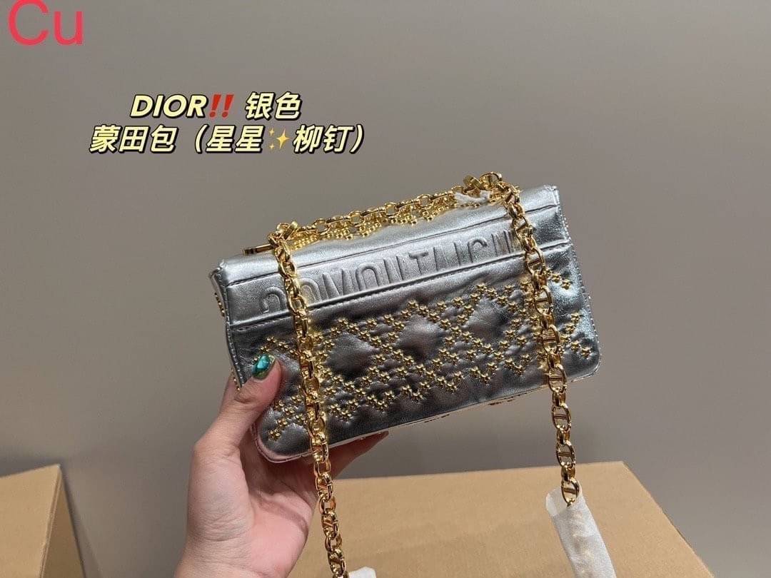 DIOR CARO BAG 8" กระเป๋าสะพายข้างทรงสวยรุ่นพิเศษ ปักหมุดสีทองเต็มใบ หรูหราอร่ามทั่วทั้งใบ ดีไซน์ย้อนยุค เป็นเอกลักษณ์และคลาสสิค หรูหรา ใช้งานง่าย ในราคาสุดคุ้ม จัดเลย!!