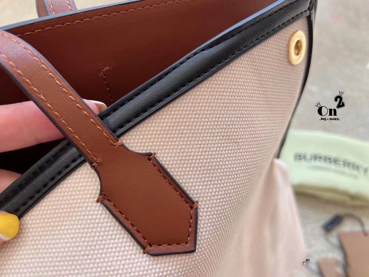 VIP 🥂 Burberry tote bag / BURBERRY FRAGRANCES TOTE BAG กระเป๋าสะพายทรงโท้ทผ้าแคนวาส ตัดขอบหนัง การตัดเย็บเดินด้ายสวยงามเลอร์ค่ามาก ดีไซน์สวย ทรงหรูดูไฮ รุ่นหายาก เป็นอีกหนึ่งรุ่นที่ดาราเซเลป ใช้กันเยอะมาก ประดับกระดุมแบรนด์สีทอง ที่มุมปากกระเป๋าทั