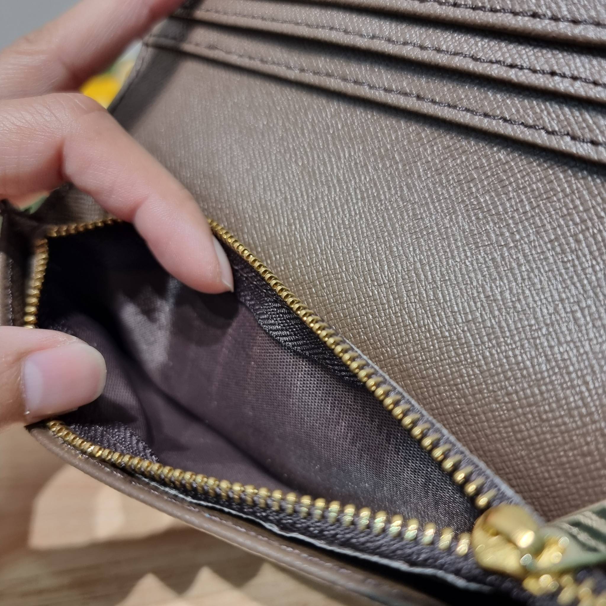 Goyard Bi Fold Long Wallet / GOYARD FLAP WALLET / Goyard Long Wallet กระเป๋าสตางค์ใบยาว รุ่น unisex ที่ใช้ได้ทั้งหนุ่มๆและสาวๆ ไอเท็มนี้ตอบโจทย์สำหรับคนที่ชอบเก็บบัตรเยอะๆ