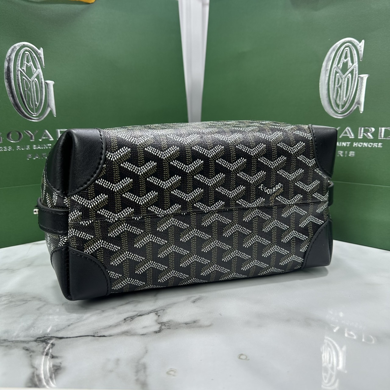 ORI หนังแท้ | Goyard Bowling 25 Toiletry Bag / Goyard Pouch กระเป๋าทรงพอช พร้อมสายถือจับถนัดมือใช้งานง่ายกะทัดรัด ตอบโจทย์ความเรียบง่ายแต่คลาสสิก ใช้ได้ทั้งชายหญิง หรูหรา ติดแกรมที่สุด เป็นรุ่นตามหา ที่ตอนนี้มีพร้อมส่งแล้วค่า