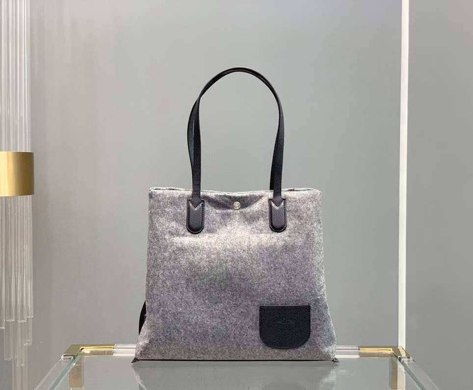 LONGCHAMP ROSEAU ESSENTIAL Shopping bag กระเป๋า Tote วัสดุผ้าขนสัตว์ ซับในผ้าฝ้ายที่จับด้านบนหนังวัว กระเป๋าสะพายใบนี้มีขนาดพอเหมาะ ดีไซน์หรูหรานี้สามารถสะพายไหล่หรือถือในมือก็ได้ นุ่มและน้ำหนักเบา