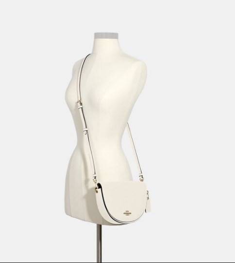 พร้อมส่งที่ไทยครบทั้ง6สีค่ะ 😘 Coach Ellen Crossbody In Signature ((C1432)) กระเป๋าทรงฮาฟมูนรูปทรงคลาสสิก ออกแบบให้มีลักษณะโค้งมน ไม่ดูเป็นทรงแข็งจนเกินไป ดีไซน์และสีของกระเป๋ายังเรียบง่าย เข้าได้กับทุกชุด สะพายครอสบอดี้ร์//สะพายข้าง หรือถือแบบคลัท