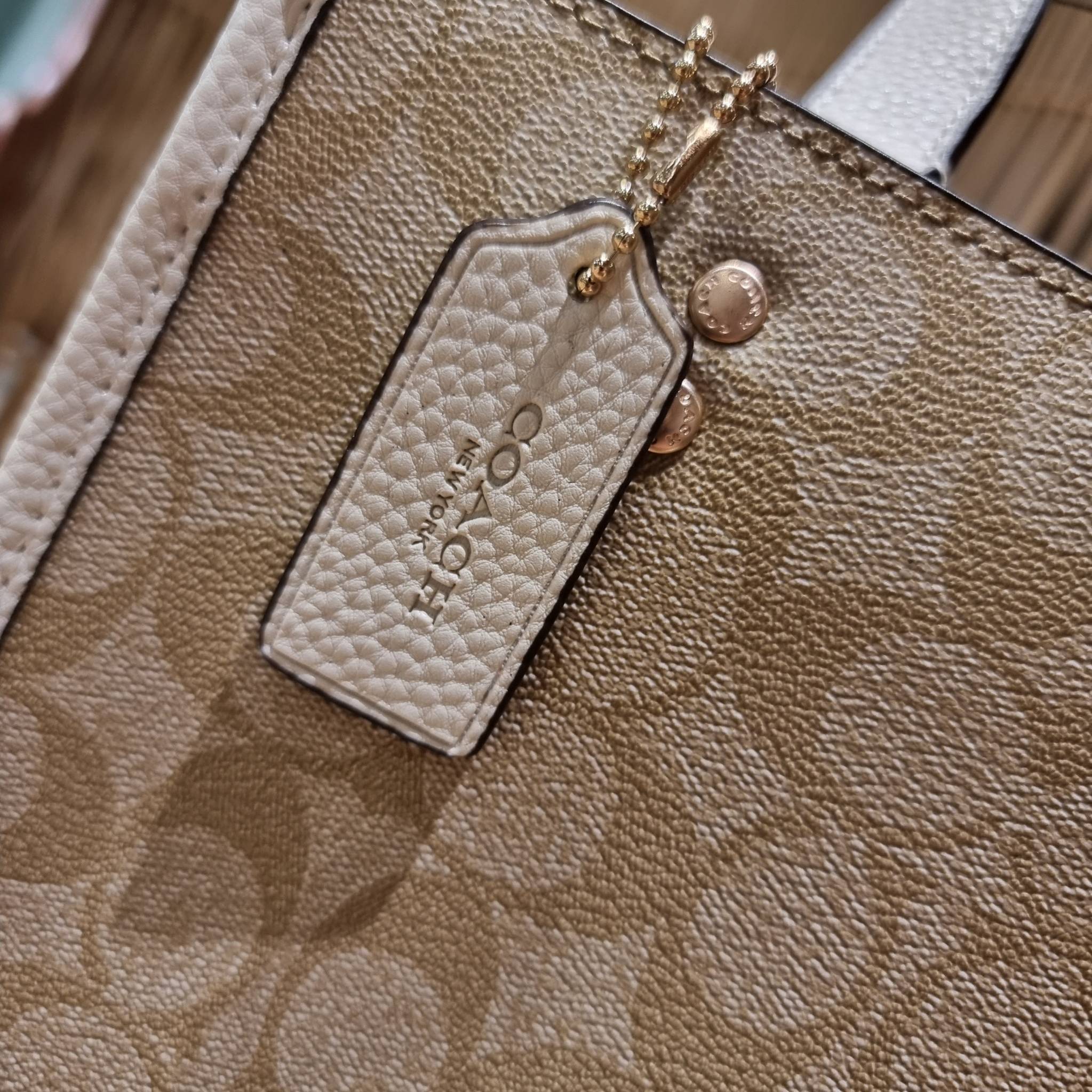 OUTLET 】COACH C5122 DEMPSEY TOTE 22 IN SIGNATURE CANVAS แรงดี กระหน่ำยอดสั่งซื้อมากจ้าแม่!! กระเป๋าทรงโท้ท 22 ที่ขนาดน่ารักน่าใช้มากๆ สาวๆถูกอกถูกใจกันนับไม่ถ้วน!! ฟังก์ชั่นการใช้งานสะดวกที่สุด มีทั้งสายคล้องในตัว และสายครอสบอดี้ ดีไซน์คลาสสิคเรียบหรู วัส