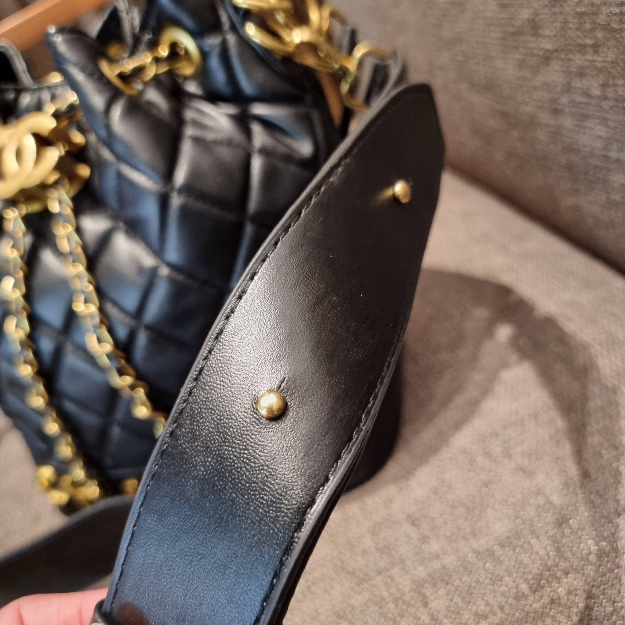 Chanel limited font leather bag / Chanel Bucket Bag กระเป๋าสะพายรุ่นลิมิเต็ด พรีเมี่ยมกิ๊ฟจากแบรนด์ รุ่นนี้การันตีหนังนิ่มมากกก!! โดดเด่นด้วย font โลโก้ และสายโซ่สลับหนังพร้อมตัวกดล็อคสีทองหรู สำหรับเปิด-ปิดปากกระเป๋า กดและปล่อยเพื่อล็อคได้ในตัว ภายในโล่ง