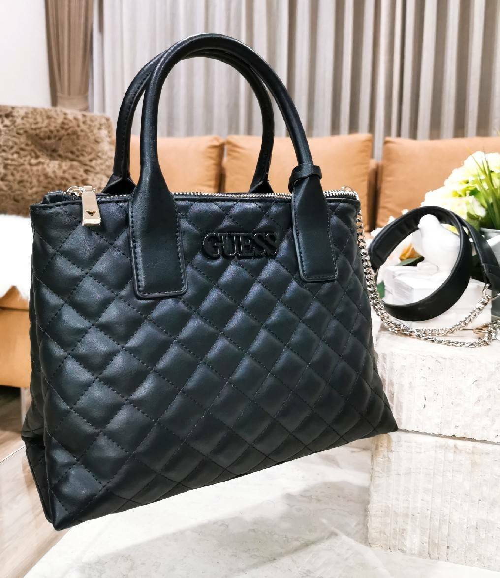 Guess Elliana Quilted-Look Handbag กระเป๋าสะพายรุ่นใหม่ล่าสุดจาก Guess factory วัสดุหนังนิ่มเรียบเดินเส้นลายตารางสวยดูดี ขนาดกำลังดี น้ำหนักเบา ด้านหน้าประดับโลโก้แบรนด์สวยโดดเด่น มีช่องใส่ของหลายช่อง เปิดปิดด้วยกระดุมแม่เหล็กและช่องซิป ภายในโล่งกว้างมีช่