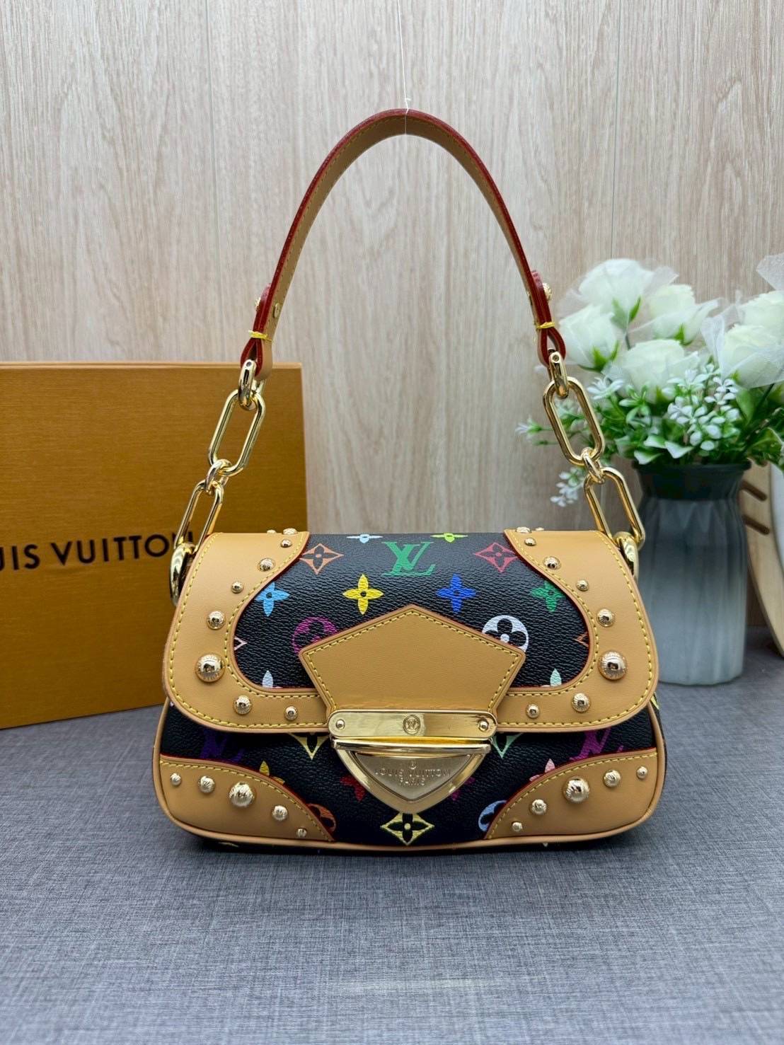 ORI หนังแท้ | Lv Marilyn White Multicolor Monogram Canvas Shoulder Bag กระเป๋าสะพายสไตล์วินเทจ ดีไซน์สีสันสดใสน่ารัก มีชีวิตชีวา โดดเด่นด้วยตัวล็อคด้านหน้าแบบกดขนาดใหญ่ จะถือแบบคล้องแขนหรือสะพายไหล่ก็ได้