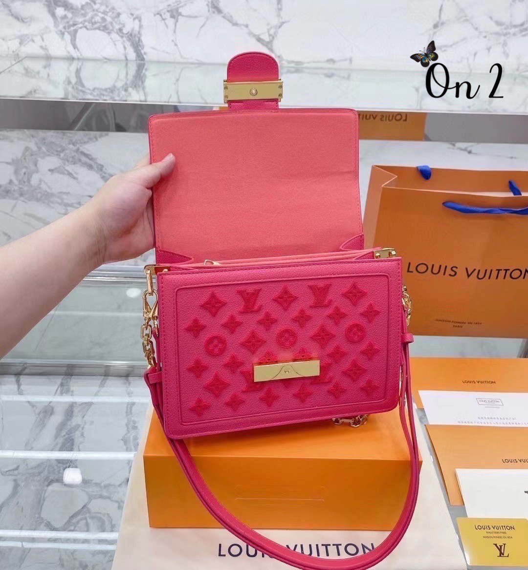LV Dauphine Rose Fluo ไม่มองไม่เหลียวไม่ได้แล้ว!! ความหรูที่โดดเด่นโลโก้ปั้มนูนจากผ้ากำมะหยี่ สร้างดีเทลผู้ดี ลูกคุณมากๆ กระเป๋าสะพาย ดีไซน์เลิศ สวยปังในราคาโดนใจ แบบนี้ใครไหวไปก่อน ไม่ไหวก็ต้องสั่งได้เลยจ้า!!