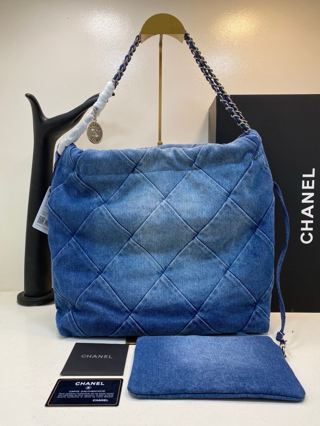 35cm Chanel 22 Denim Bag / Chanel Tote Bag กระเป๋าสะพายทรงโท้ทเดนิม ยีนส์ เท่ๆ คูลๆ งานเดนิมฟอกดีเทลความสวยมาก เป็นทรงโท้ทที่ได้รับการตอบรับดีมาก เกินต้านที่สุดกับไอเท็มนี้