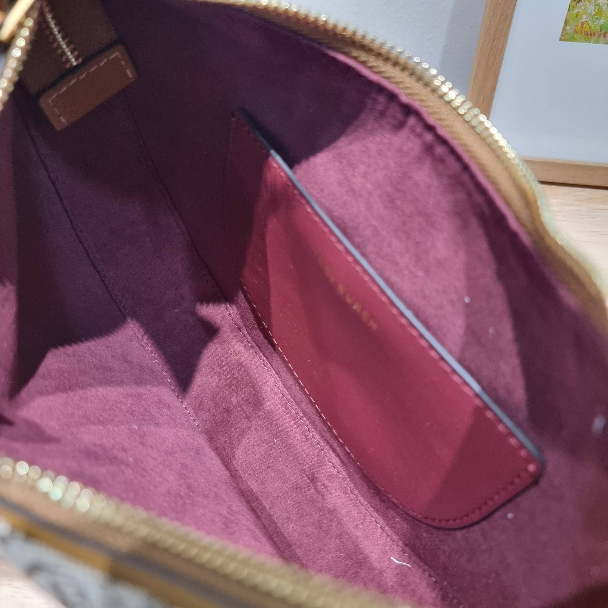 Tory Burch T Monogram Mini Crescent Bag / TORY BURCH T MONOGRAM MINI JACQUARD CRESCENT BAG ร้อนแรงกว่านี้ไม่มีแล้ว กับไอเท็มที่เซเลปรีวิวเยอะมาก!! สาวๆตามหากันไปอีก กระเป๋าทรง half moon ที่ดีไซน์บนผ้า jacquard ลวดลายซิกเนเจอร์ เรียบหรู ผู้ดีมากแม่!