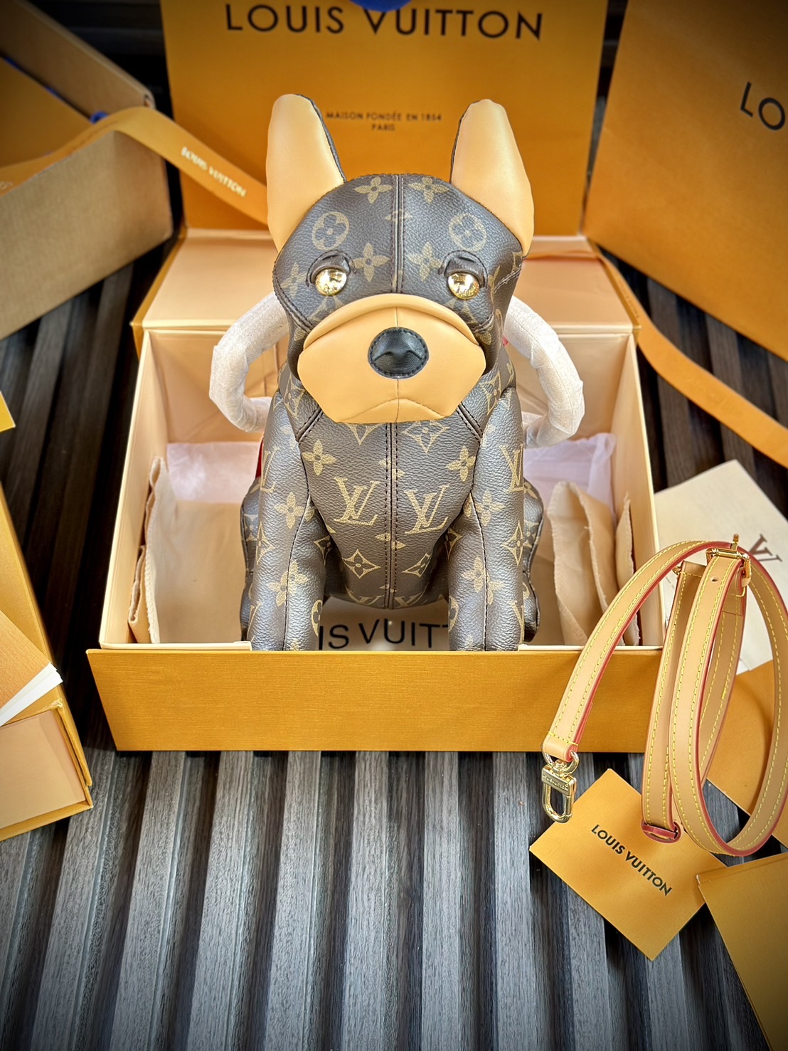 LV Pooch bag กระเป๋าสะพายรูปทรงน้องหมา Pooch 3D แสนน่ารัก งานหนังแท้ แคนวาสแท้พิมพ์ลายคมชัด มาพร้อมป้ายแท็กห้อย LV Lovers คอลใหม่มีมาให้สวยได้ตลอด!! สาวก dogs lover ต้องไม่พลาดเลย
