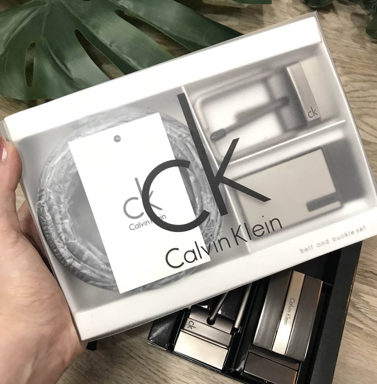 ห้ามพลาด! เซทสุดคุ้ม! ซื้อ1ได้ถึง2! CALVIN KLEIN REAL LEATHER BELT VALUE PACK Limited Edition เข็มขัดหนังแท้ พร้อมหัวเข็มขัด2แบบคุณภาพดีตามแบบฉบับของแบรนด์ สายเข็มขัดสามารถกลับด้านใช้ได้ทั้งสีดำและสีน้ำตาลเหมือนมี2เส้น2หัวสลับใช้ได้ไม่จำเจ มาพร้อมถุงกระดา