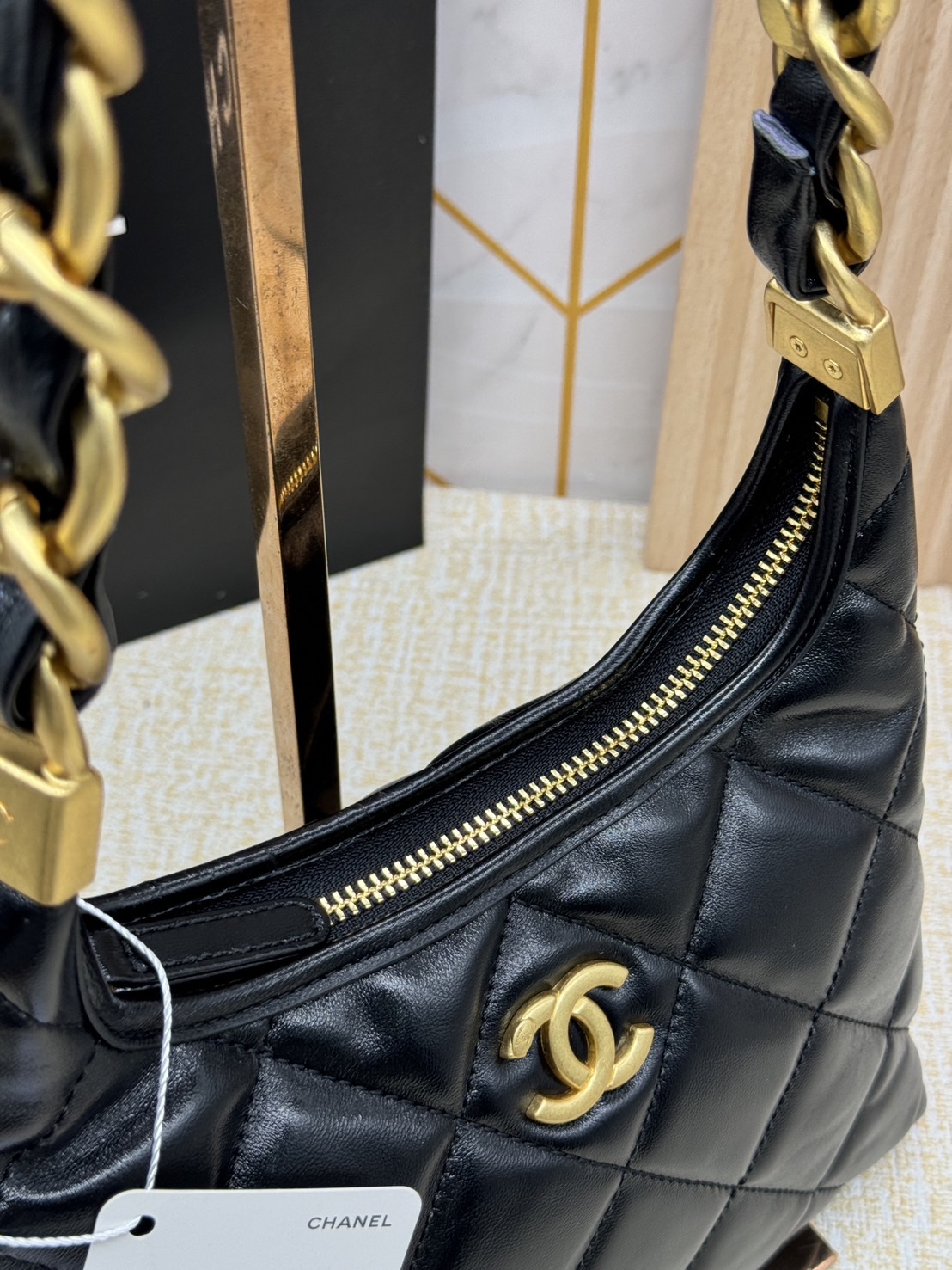 CHANEL SMALL HOBO BAG Shiny Leather & Gold-Tone Metal 20cm กระเป๋าทรงโฮโบ ดีไซส์สวยเรียบหรู เกรดออริ สลับแท้ 1:1 ใช้งานต่างประเทศได้